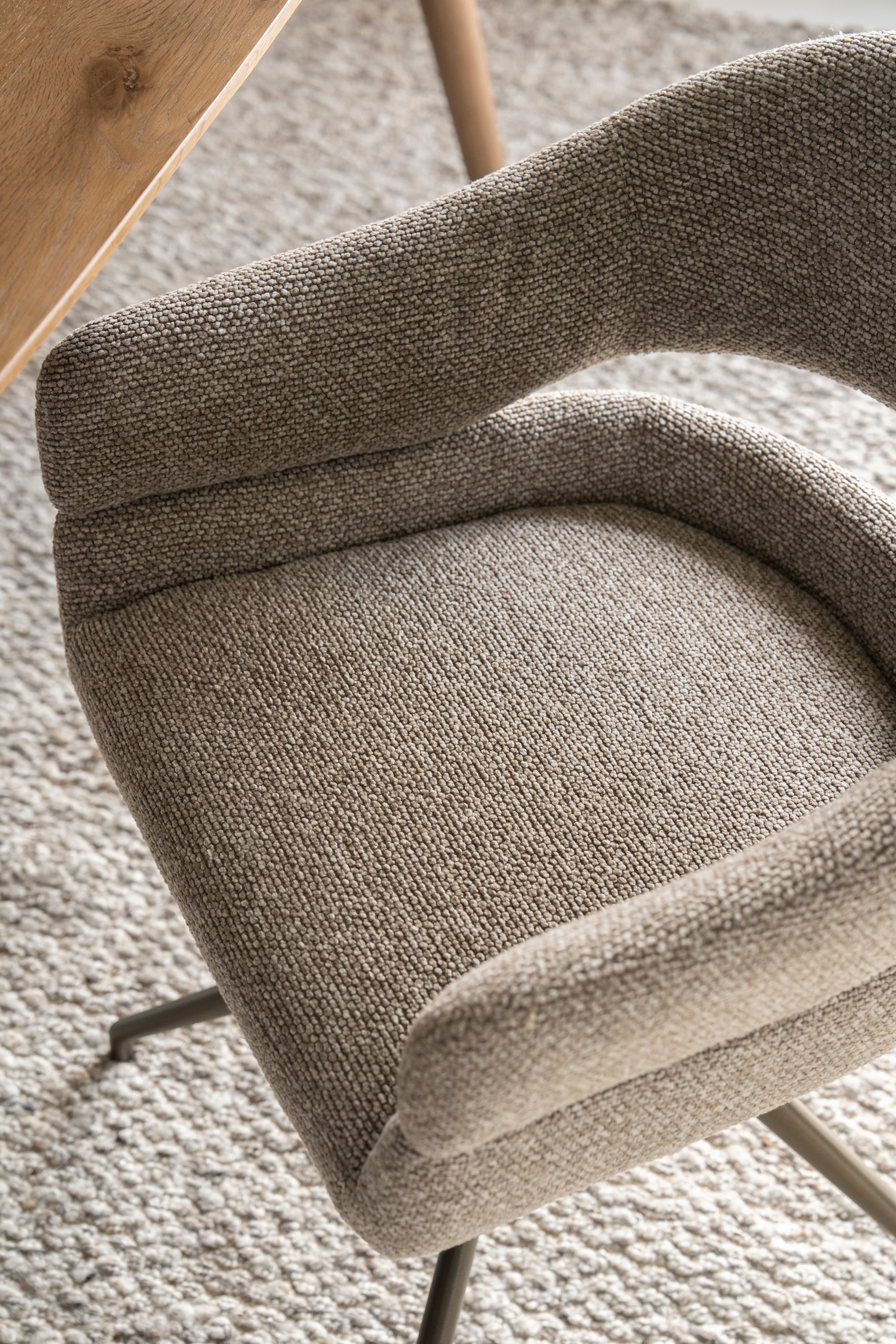 Krzesło obrotowe HAILEY taupe z ciemnobrązową podstawą