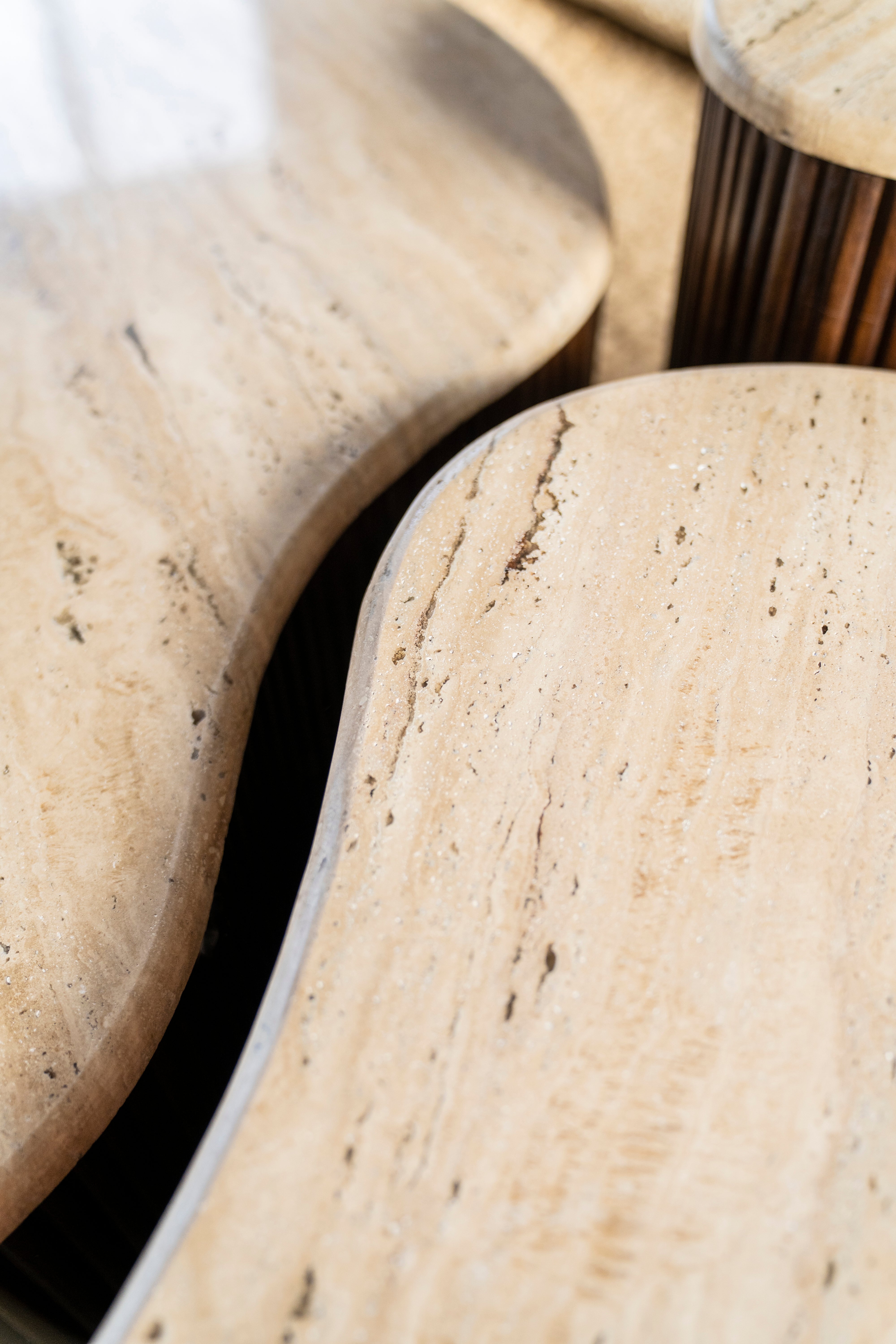 Boční stolek MARI z mangového dřeva s travertinovou deskou