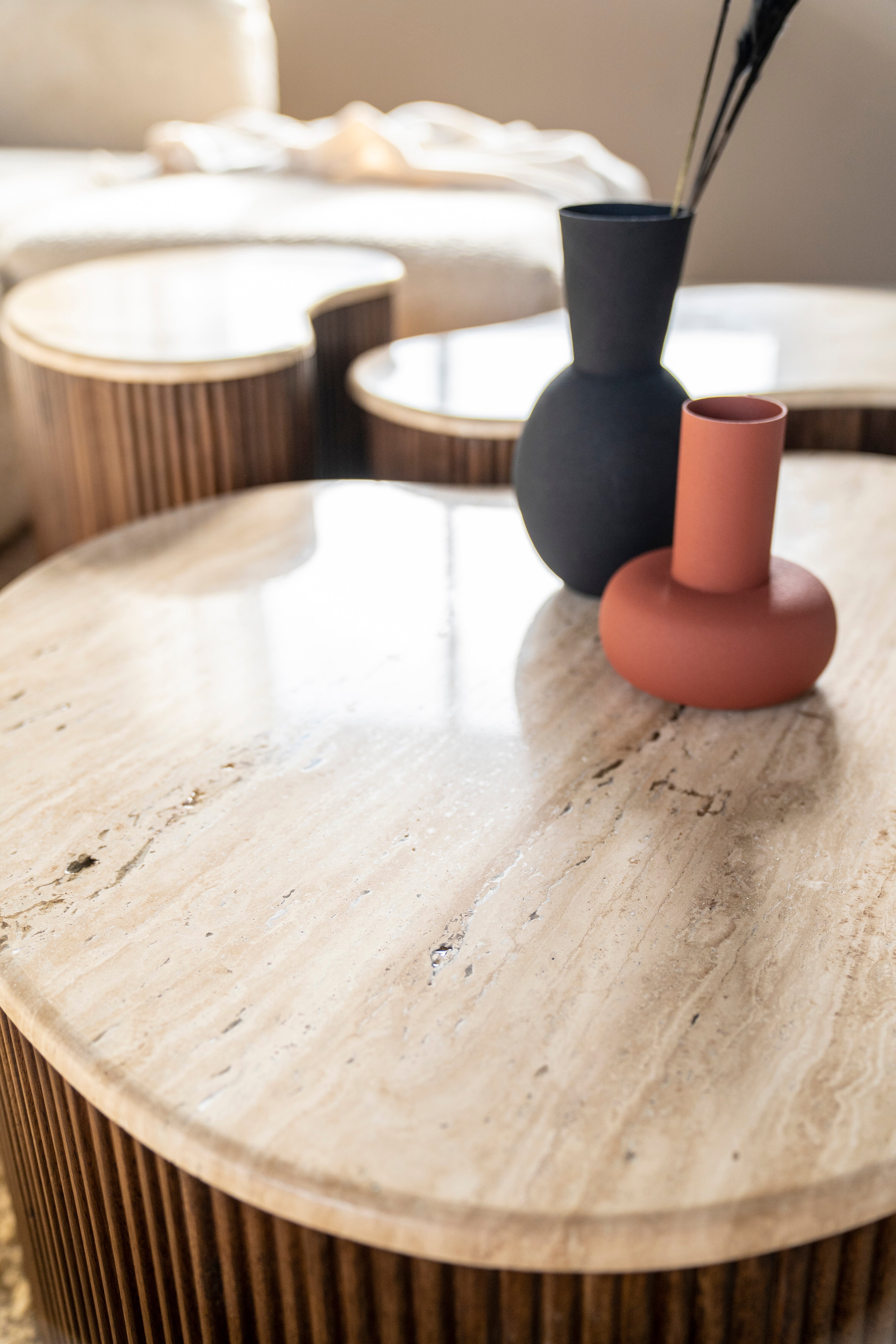 Boční stolek MARI z mangového dřeva s travertinovou deskou