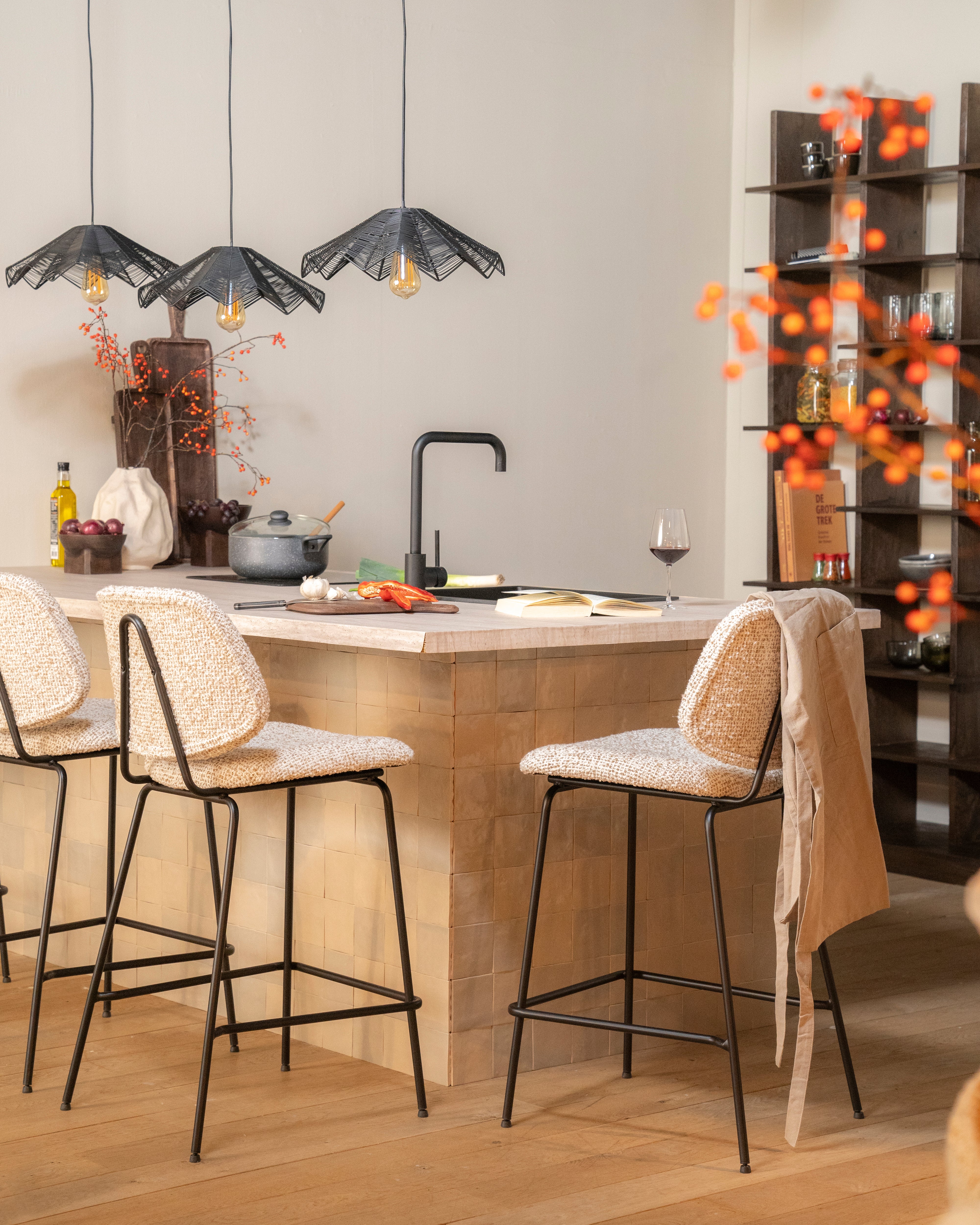 Hoker JON béžový s černým podstavcem