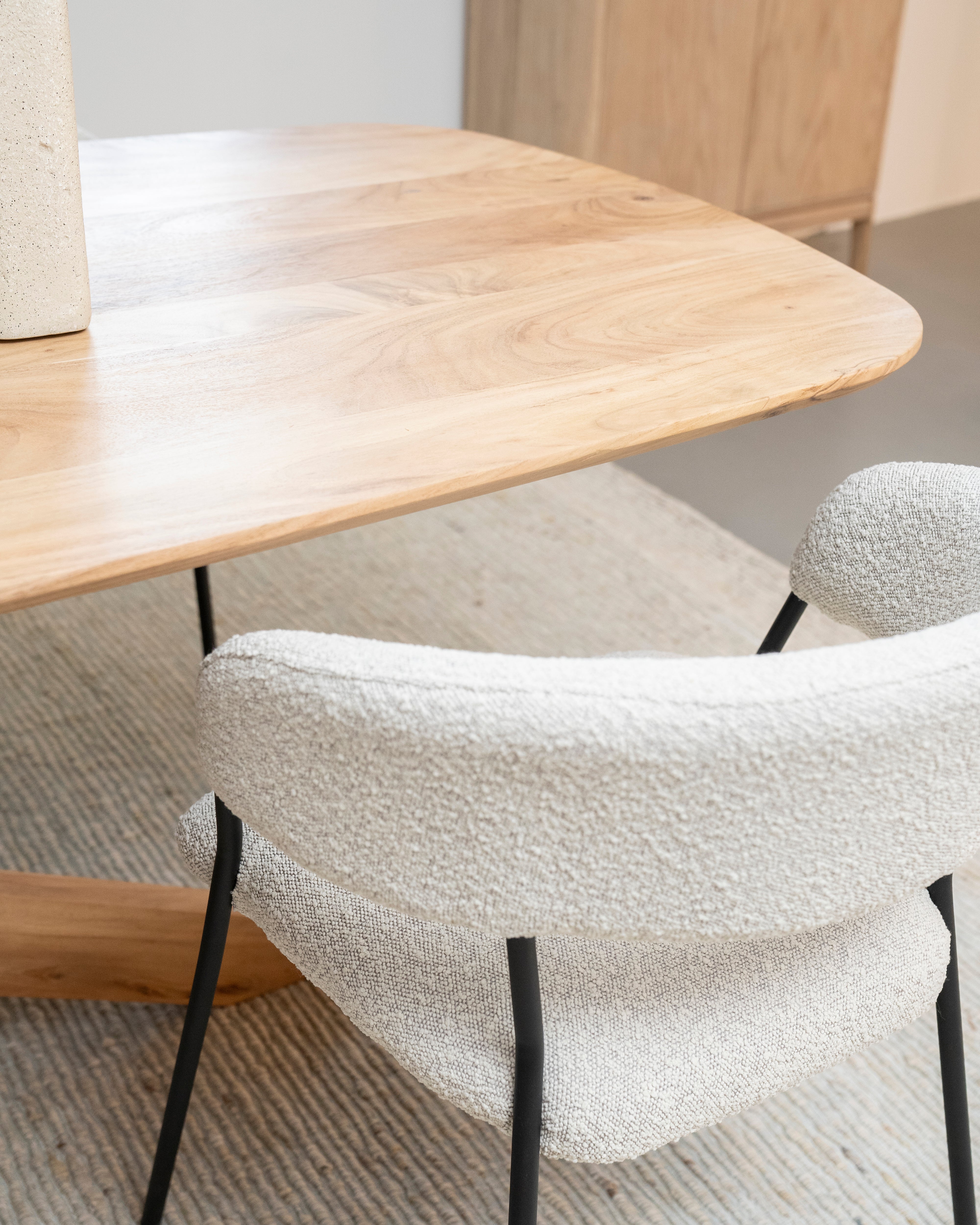 Ovalný stůl NIKKI z akáciového dřeva