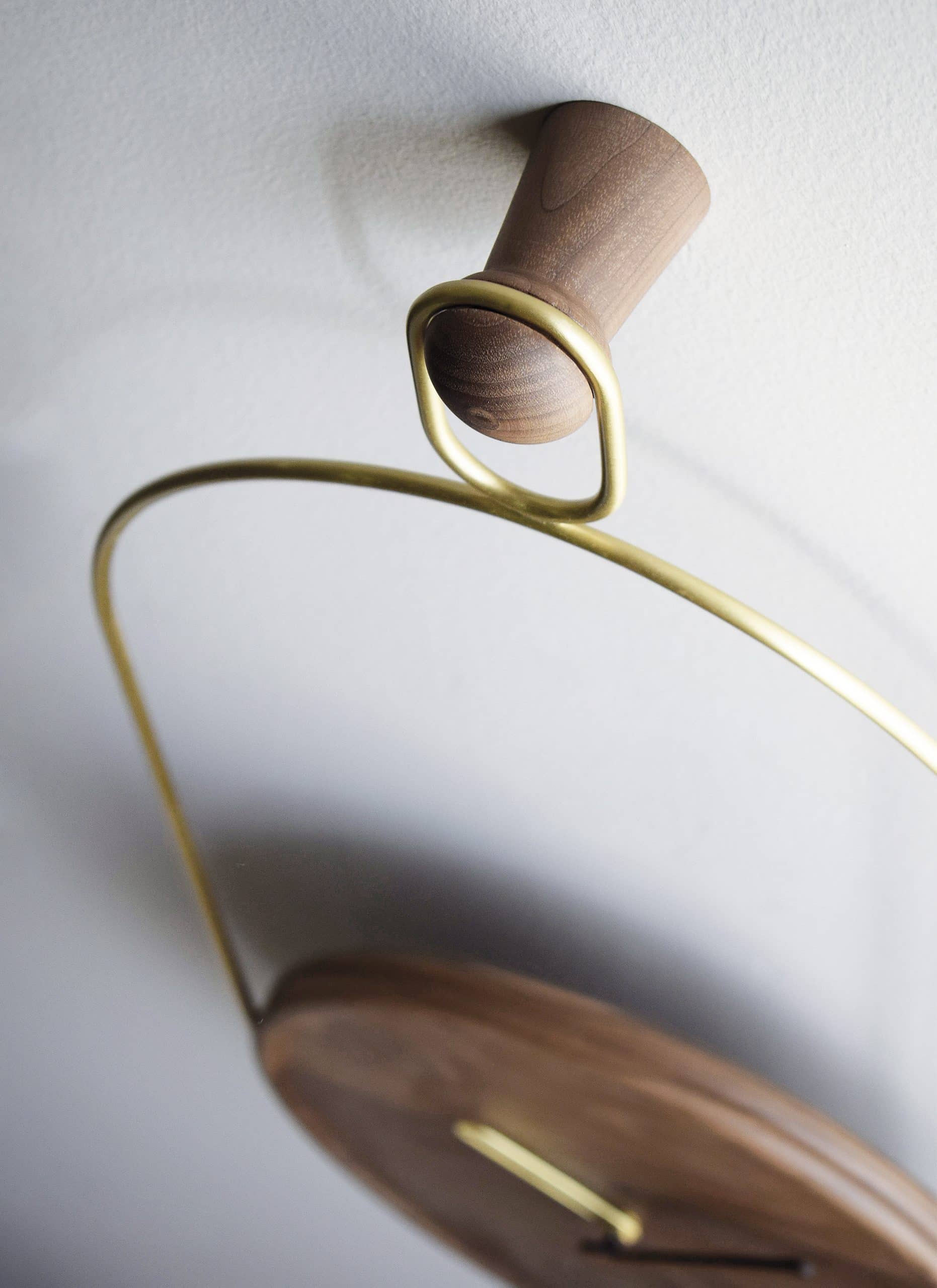 Nástěnné hodiny ESLABON ořechové dřevo s mosazným detailem