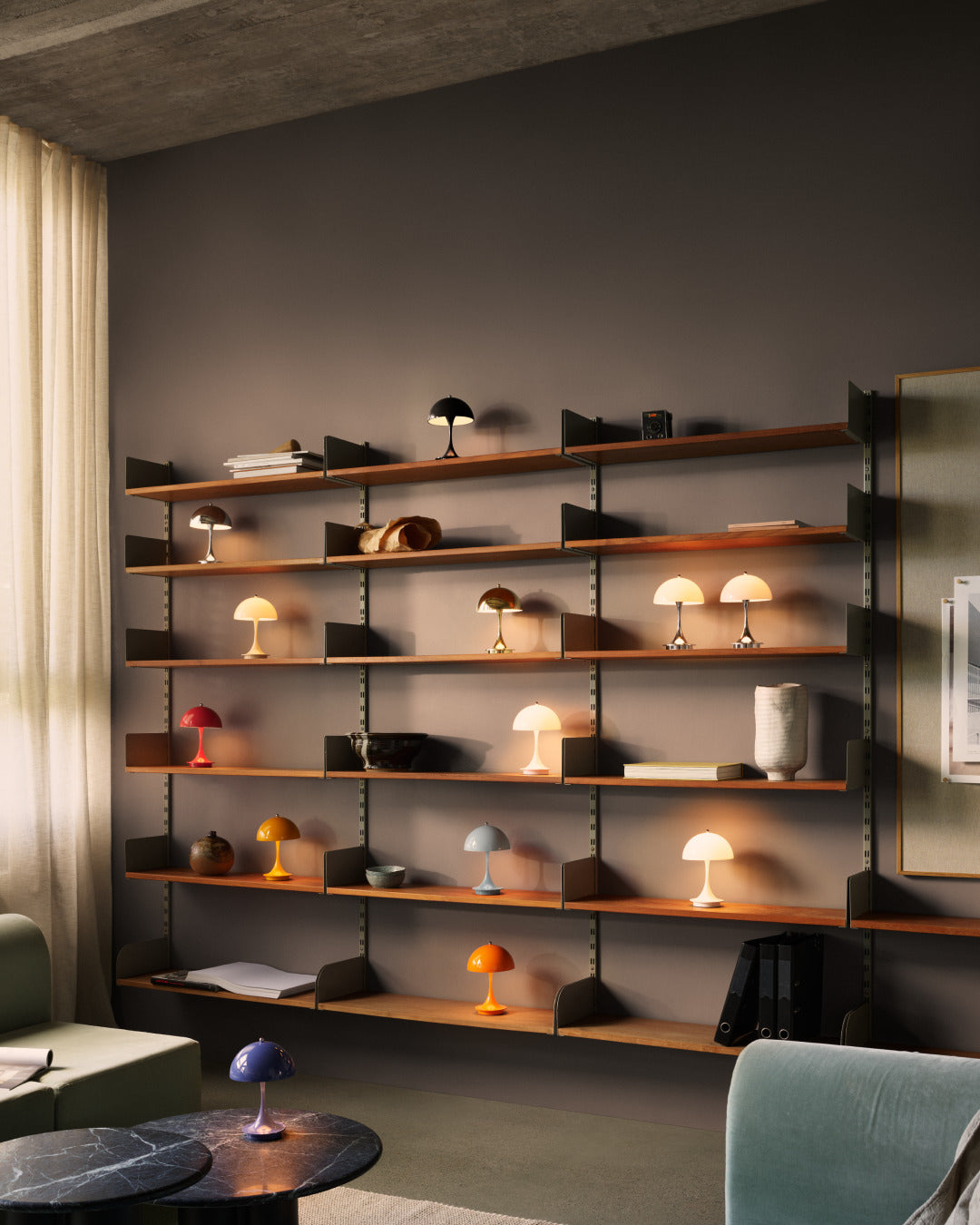 Přenosná lampa PANTHELLA 160 šaroniebieská opál s chromovaným podstavcem