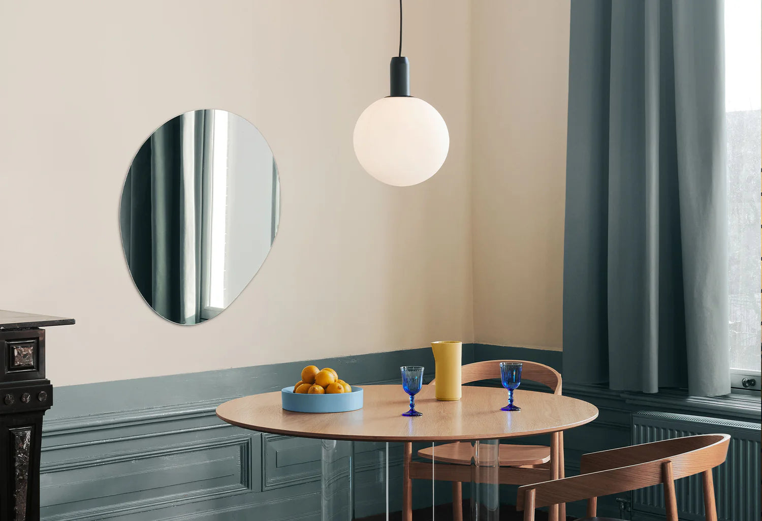 Lampa wisząca ORB białe szkło z czarnym