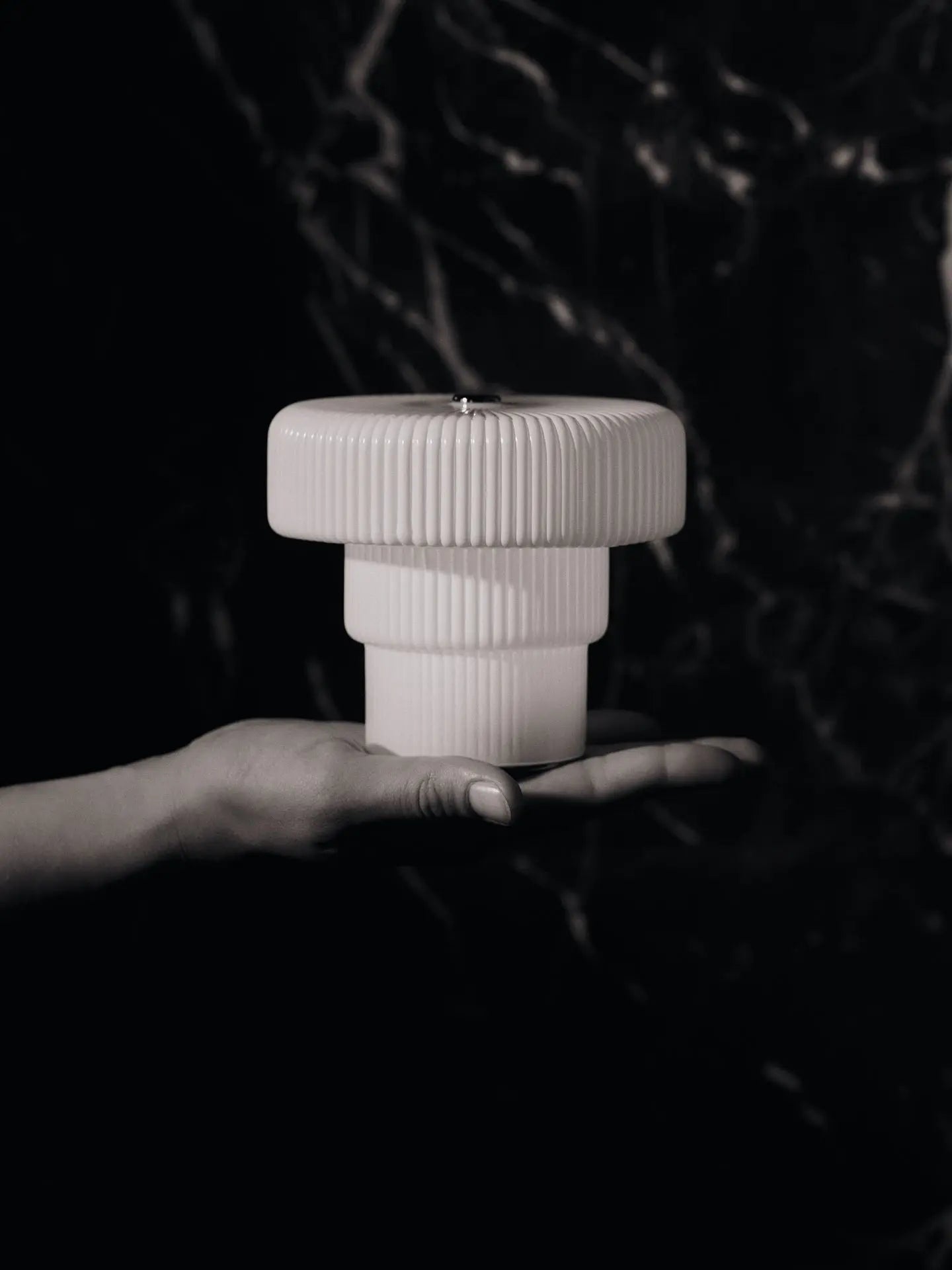 Lampa przenośna RIPPLE biały – szkło, ferm LIVING