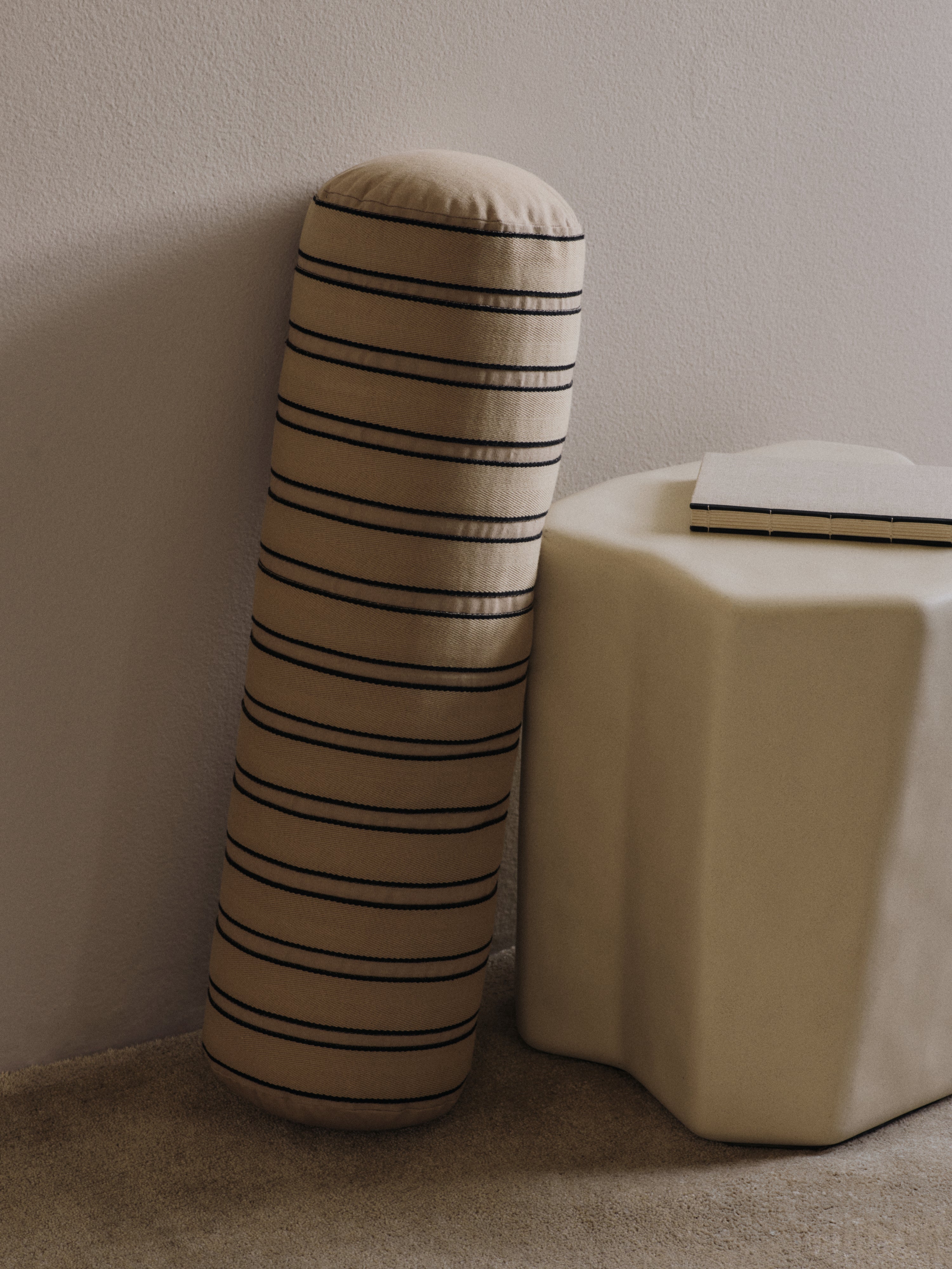 TWILL cushion beige with black