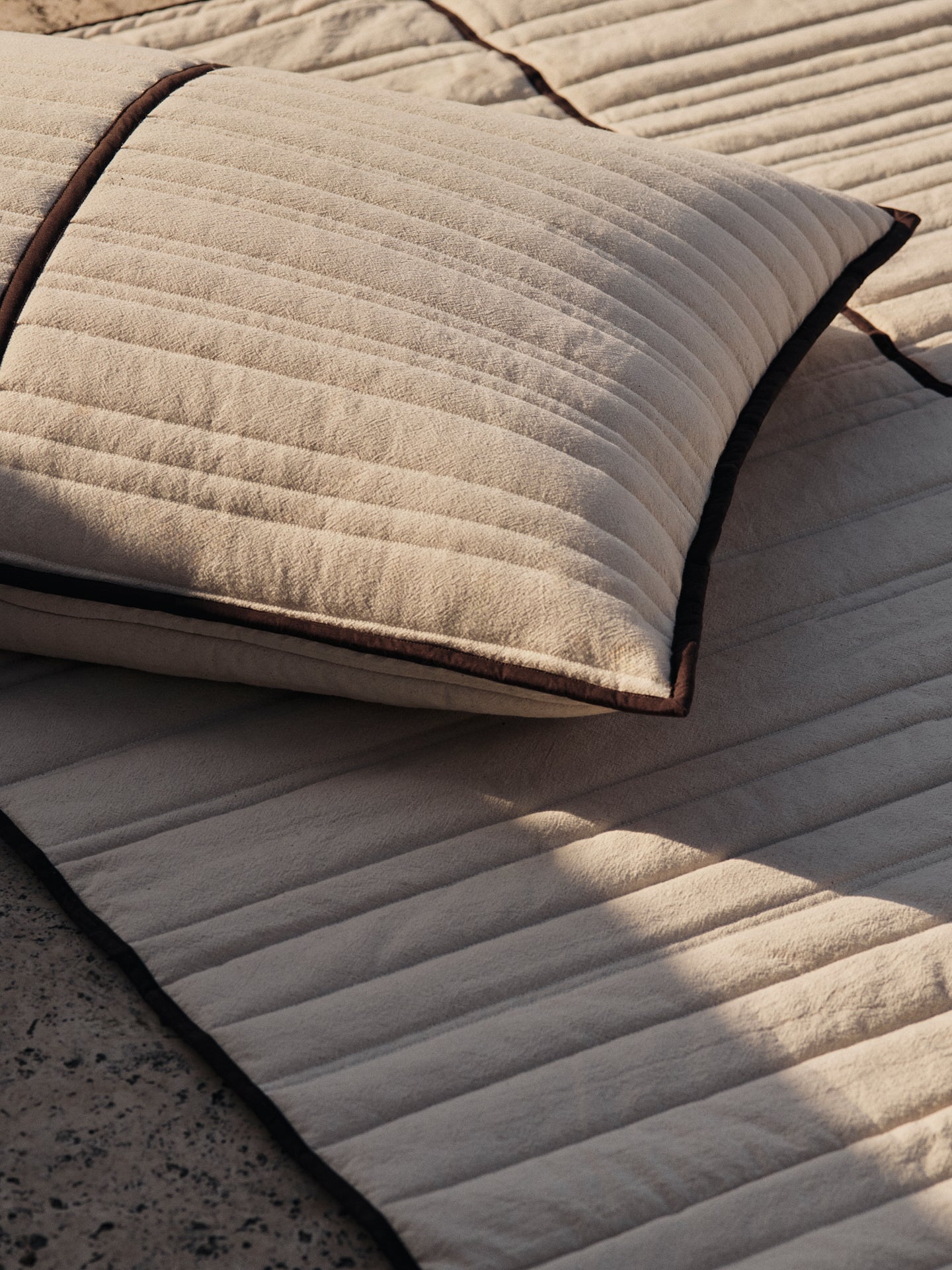 Poduszka VARI kremowy z ciemnobrązowym