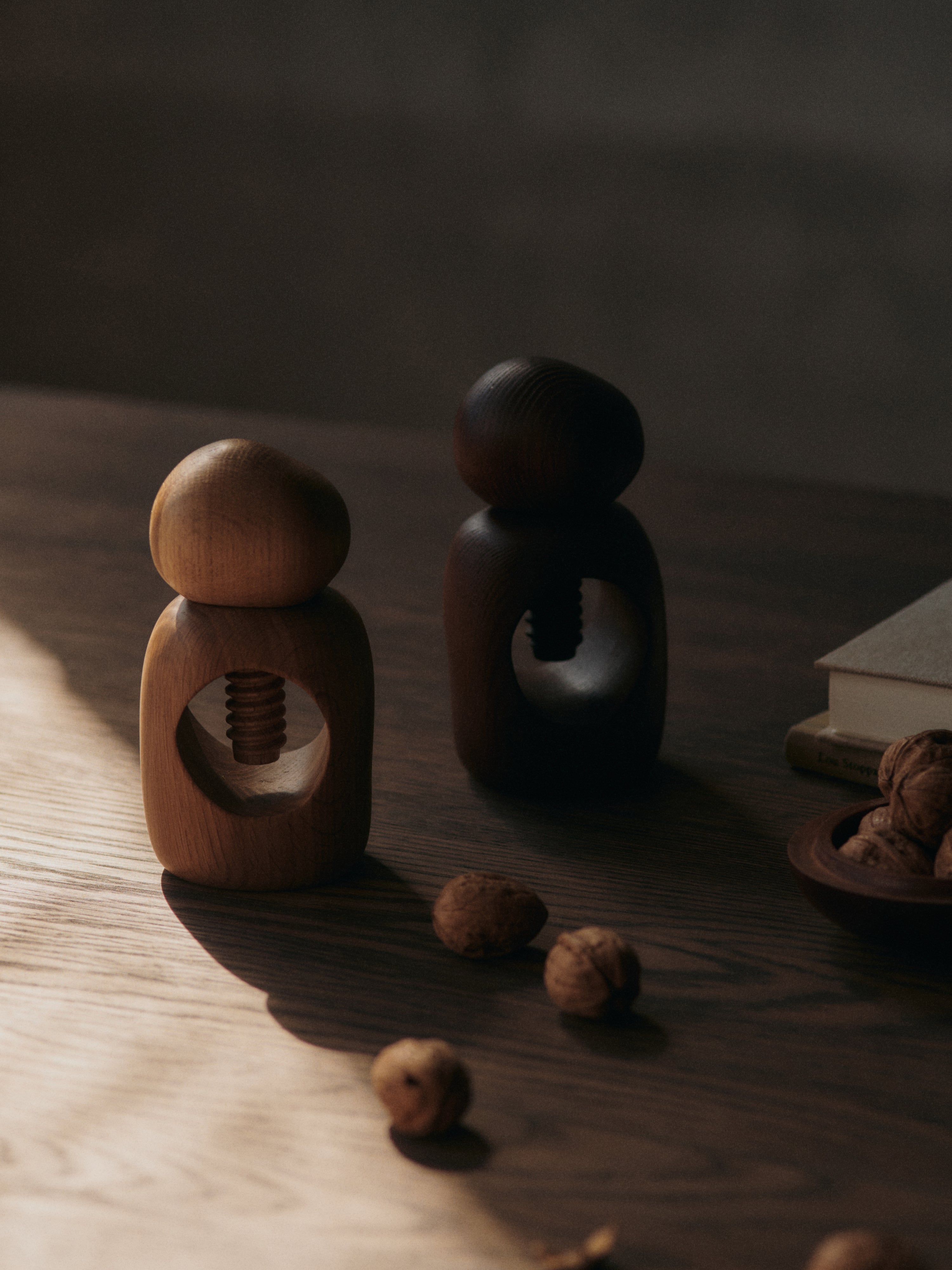 Ořechový louskáček CAIRN tmavé dubové dřevo