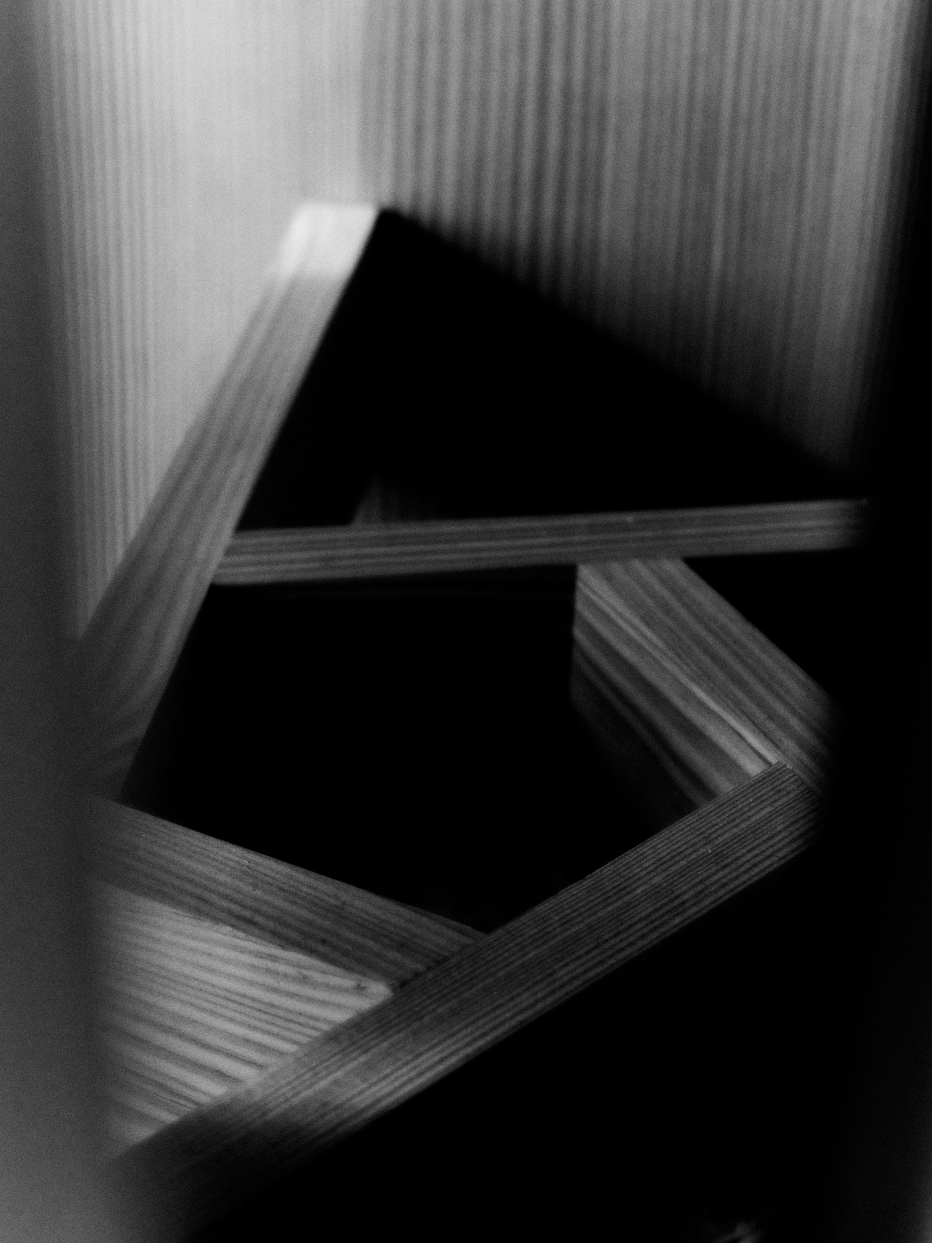 Kulatý stůl AUKKO z masivního dřeva douglasky