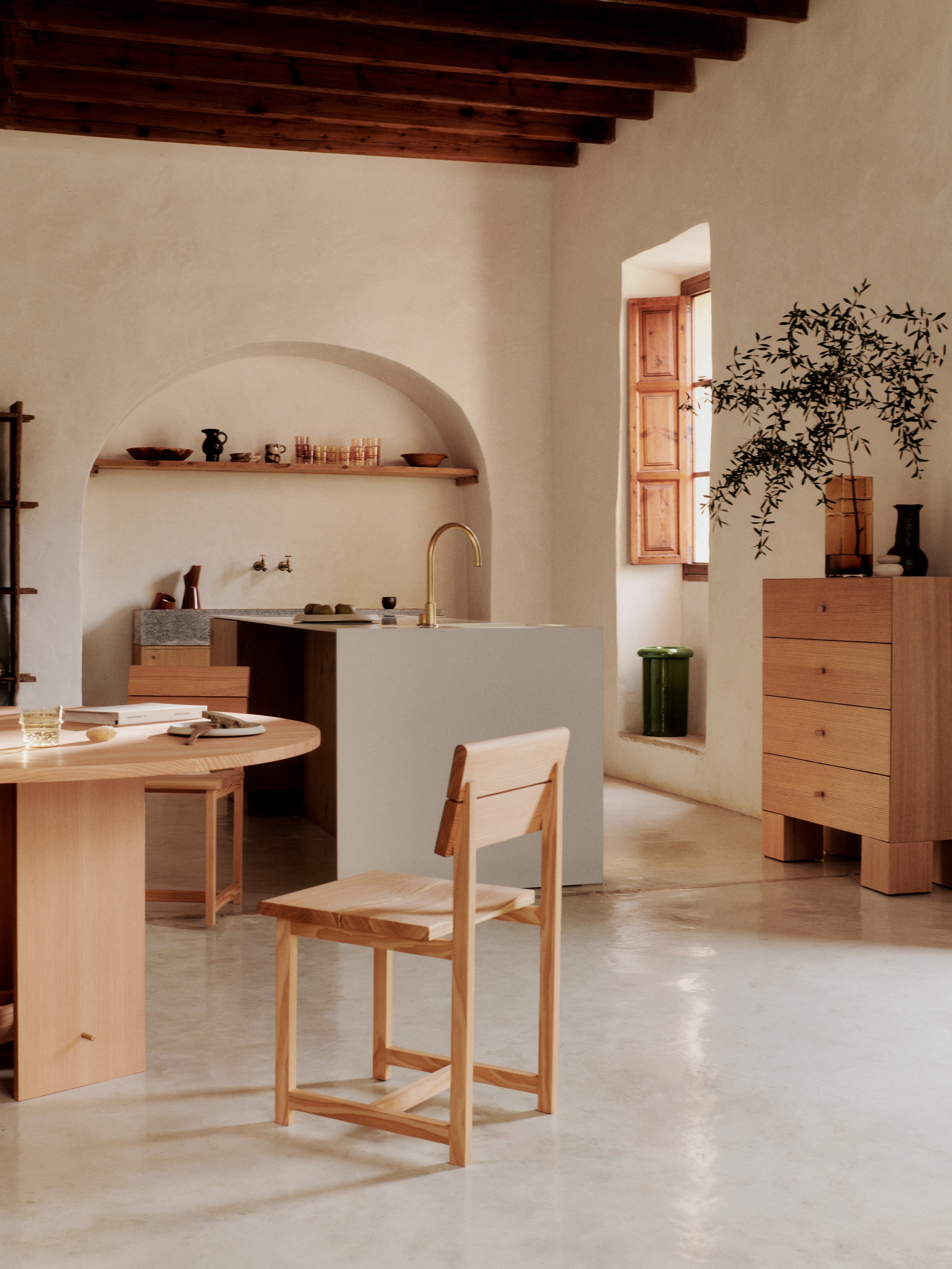 Kulatý stůl AUKKO z masivního dřeva douglasky