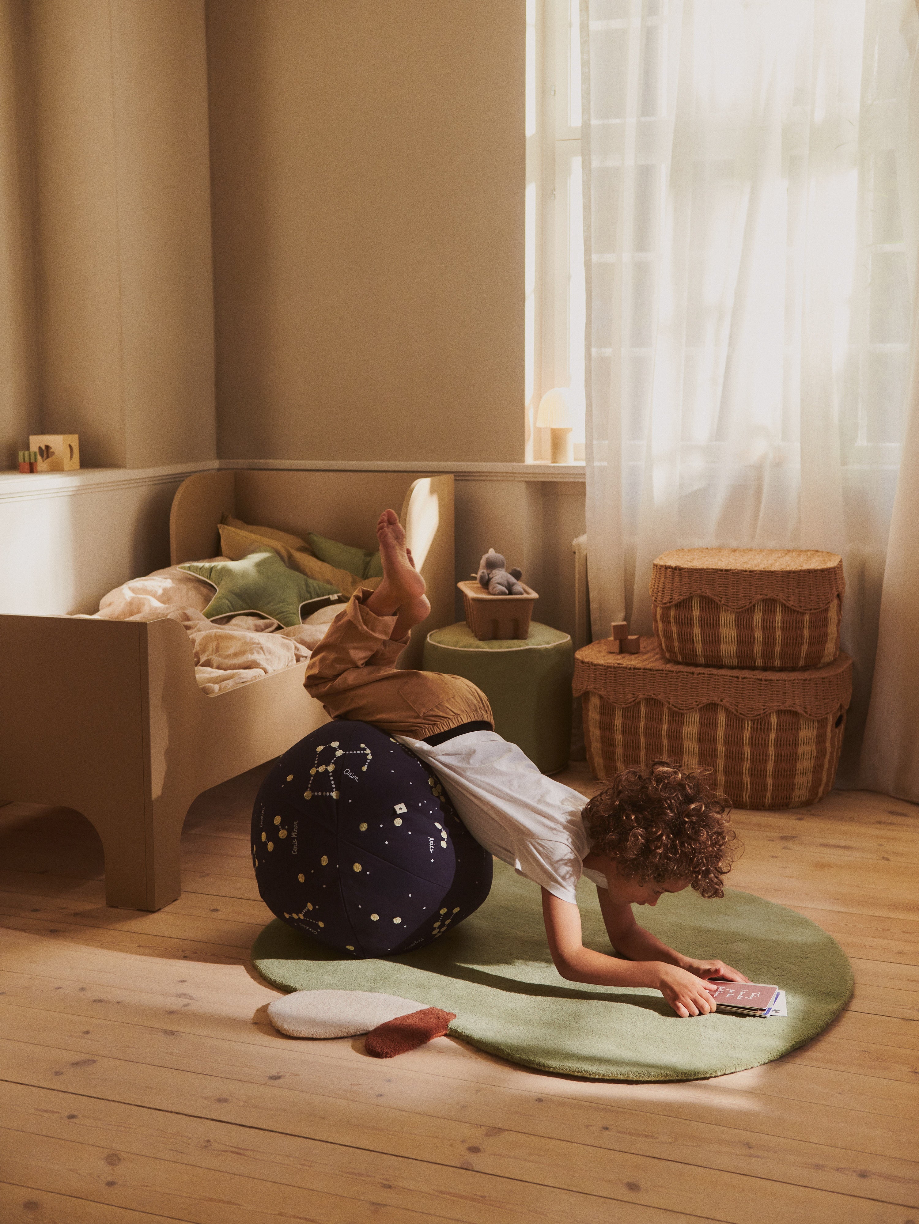 Dětský koberec APPLE zelený s cihlovou a béžovou barvou