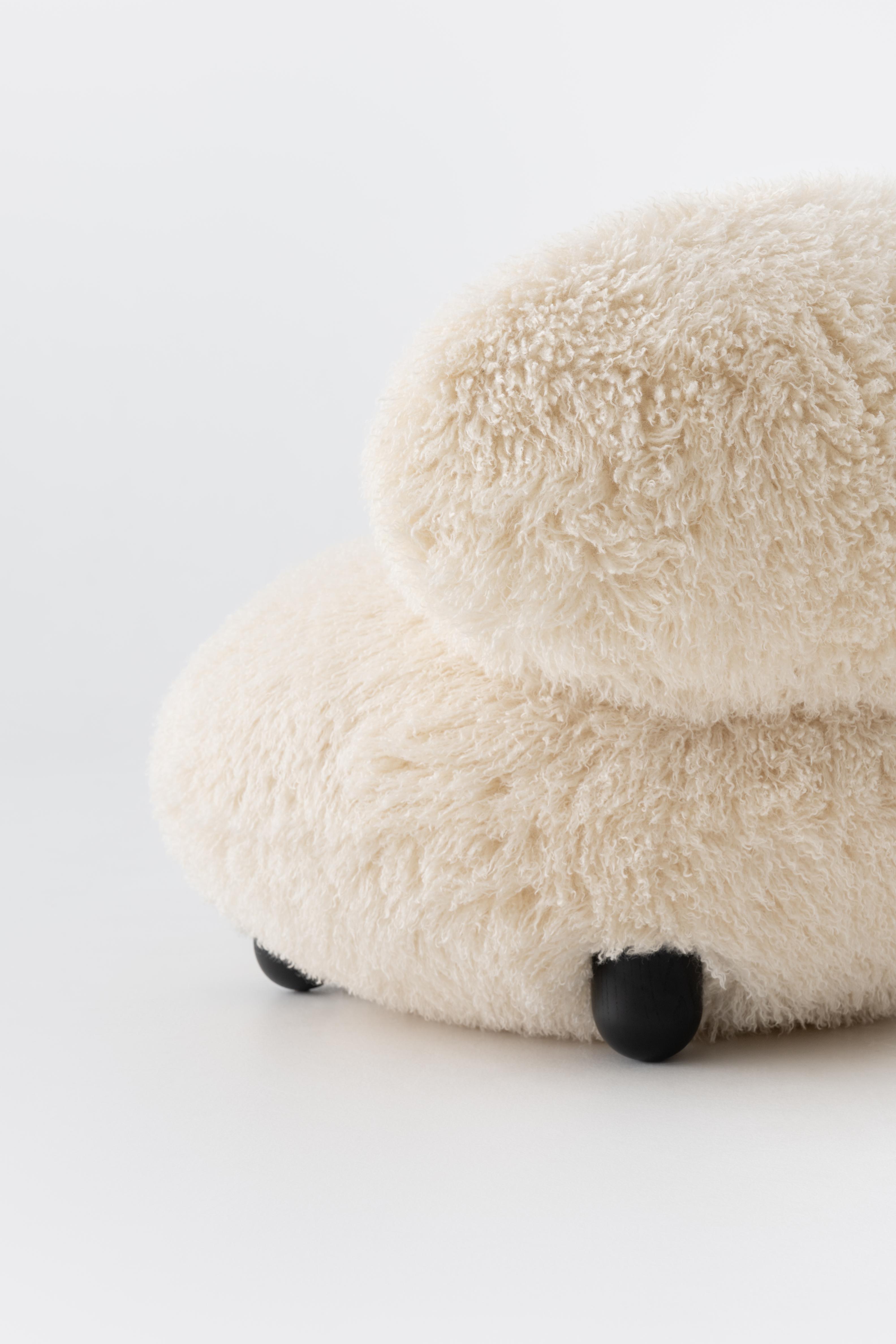 Fotel FLOCK - FLUFFY EDITION sztuczne futerko z drewnianą podstawą do salonu – Noom