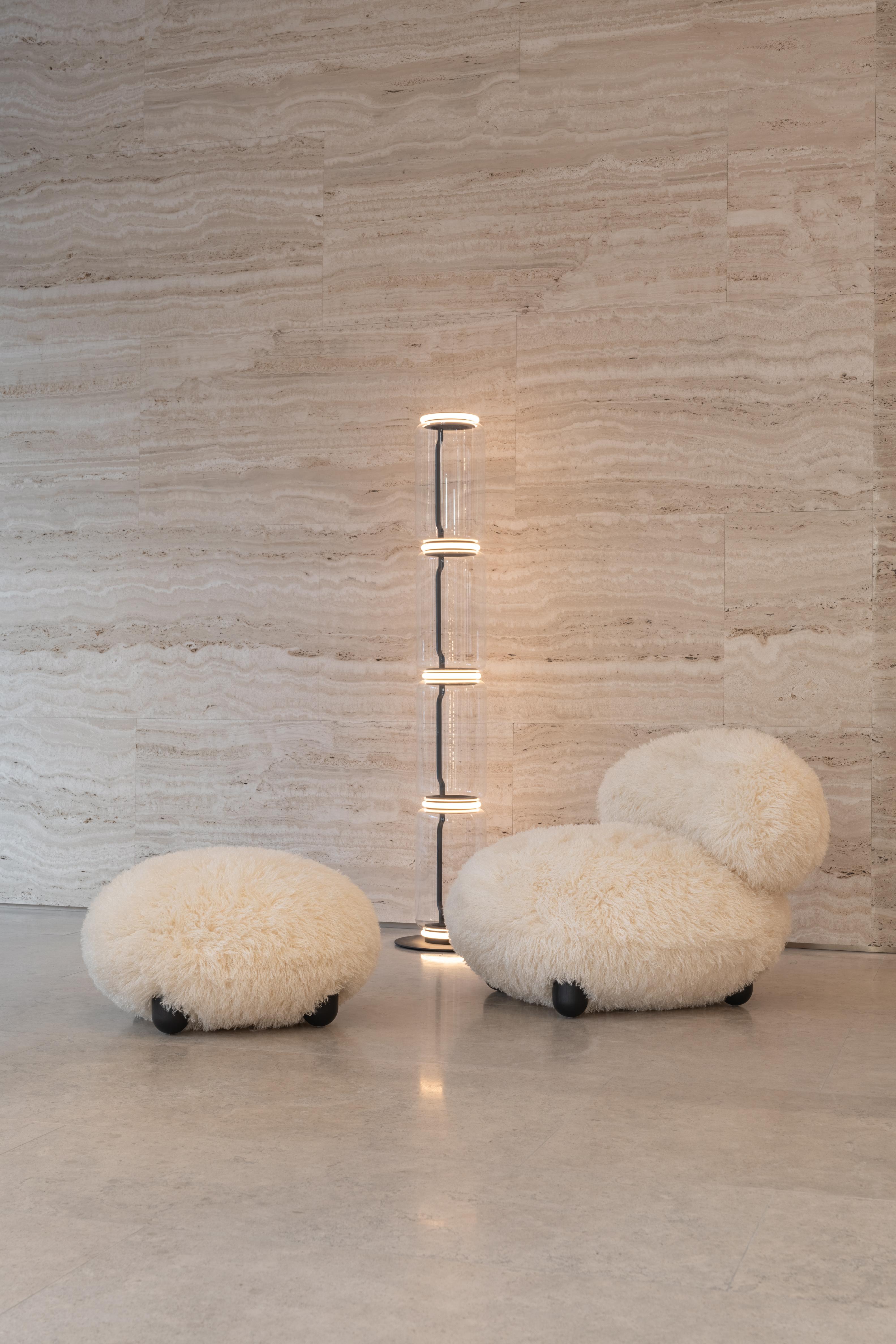 Puf FLOCK - FLUFFY EDITION umělá kožešina s dřevěným podstavcem