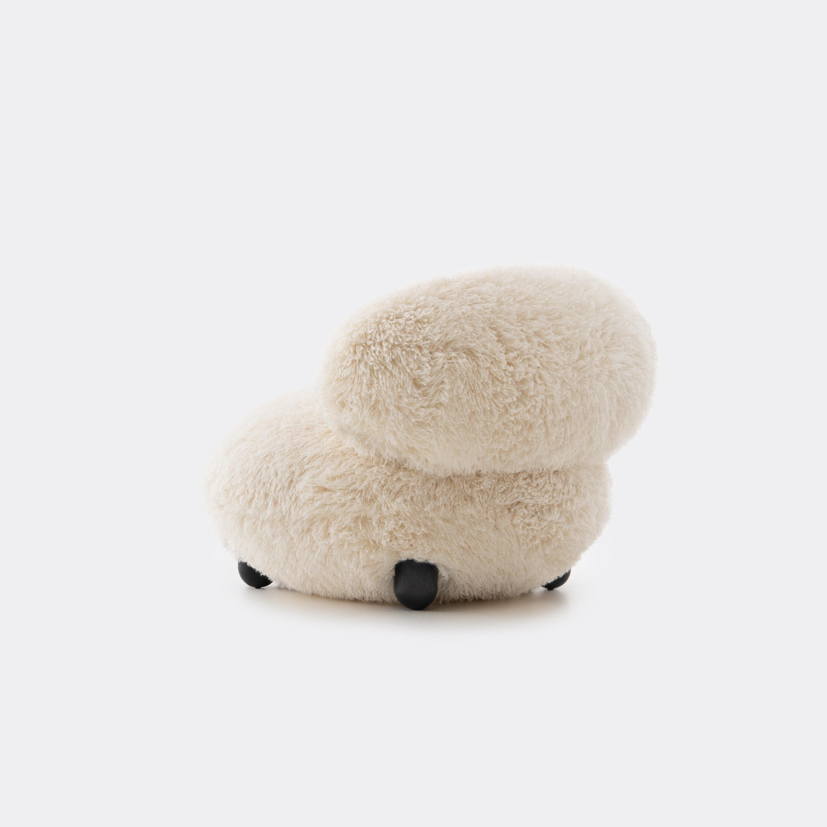 Fotel FLOCK - FLUFFY EDITION sztuczne futerko z drewnianą podstawą – Noom