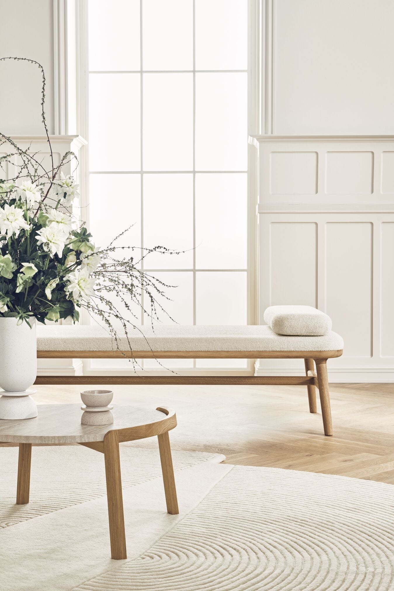 Čalouněný szezlong FLOR na podstavě z běleného dubového dřeva