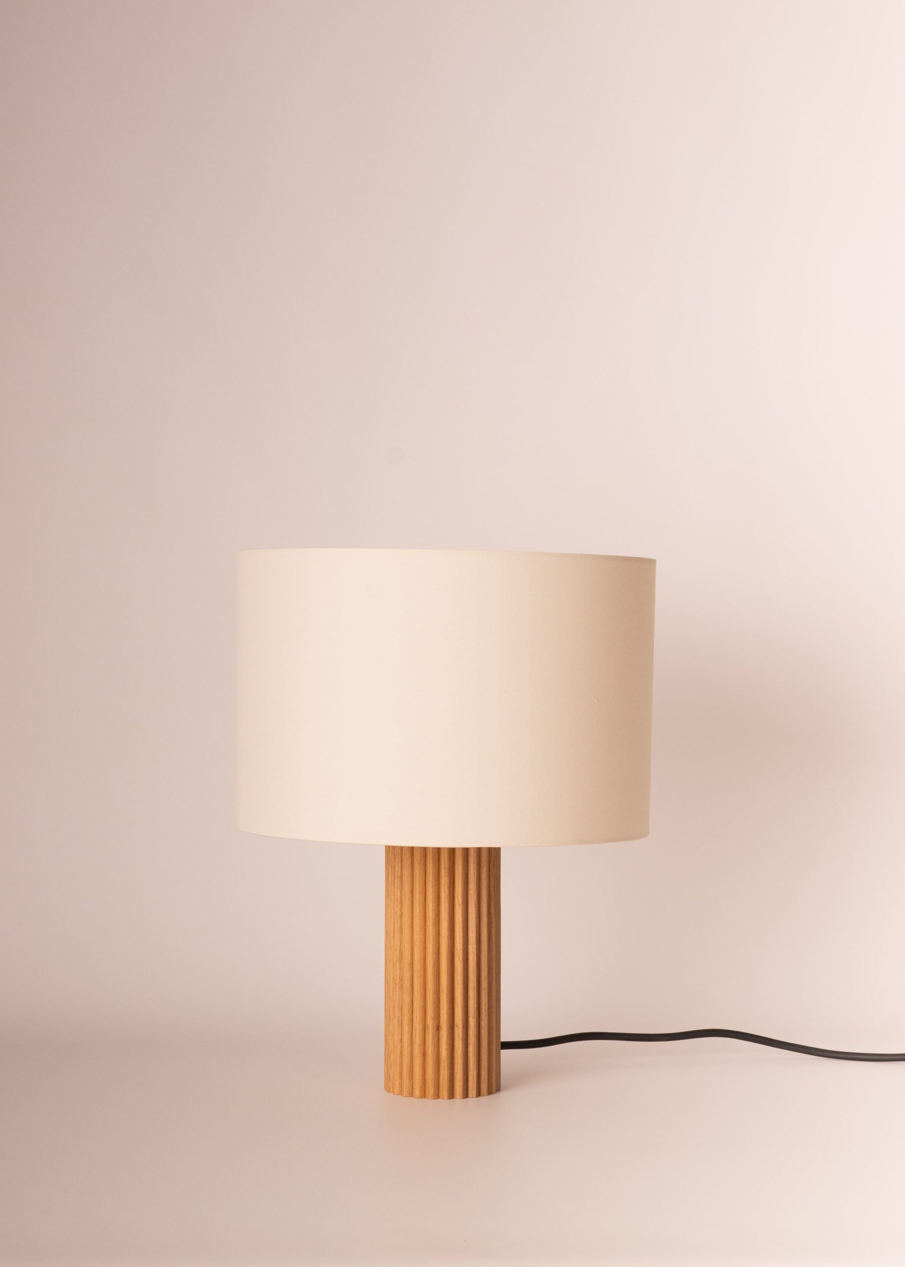 Stolní lampa FLUTITA z dubového dřeva