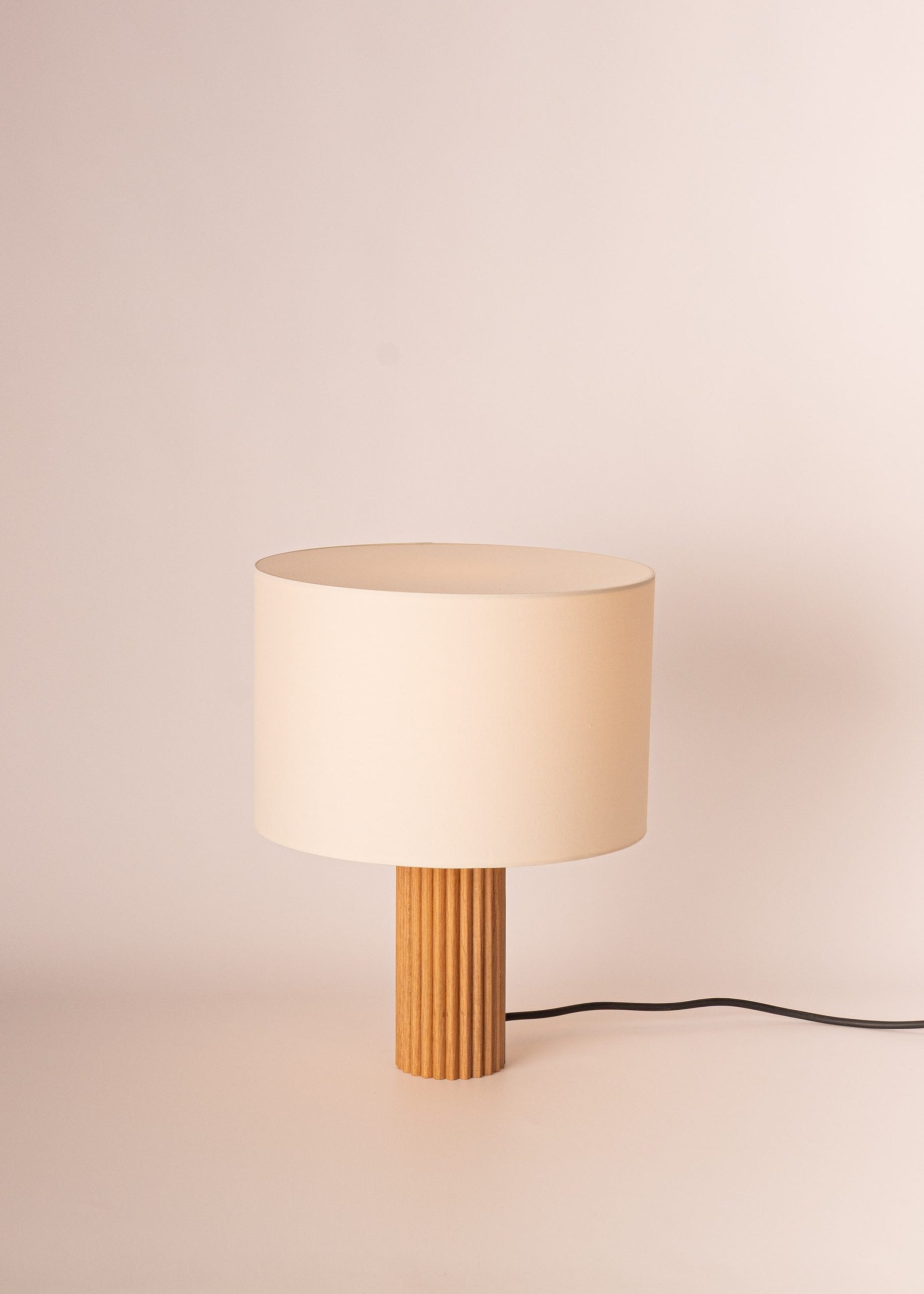 Stolní lampa FLUTITA z dubového dřeva