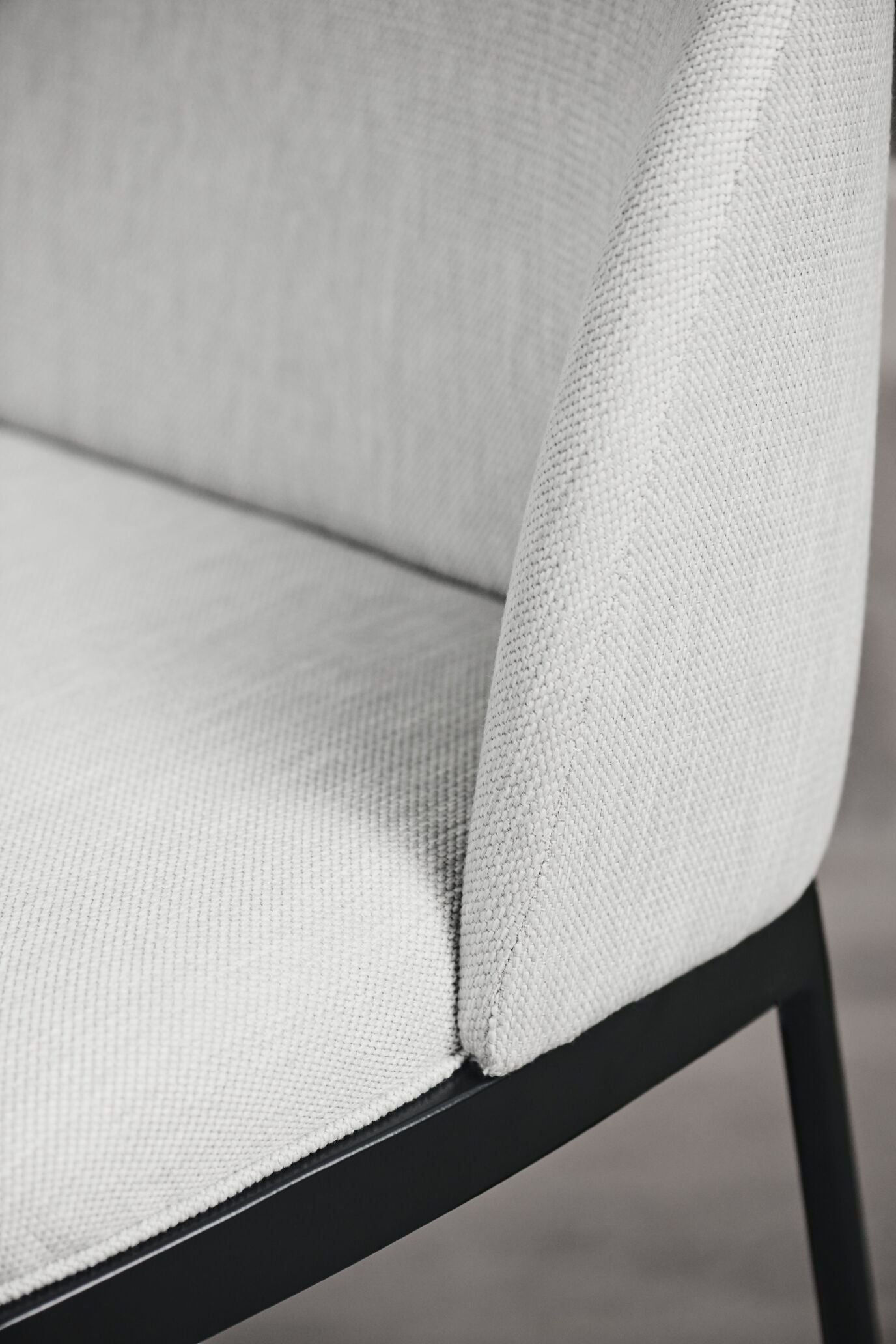 Pohovka 2,5-místná čalouněná FRANK černá s ocelovým podstavcem