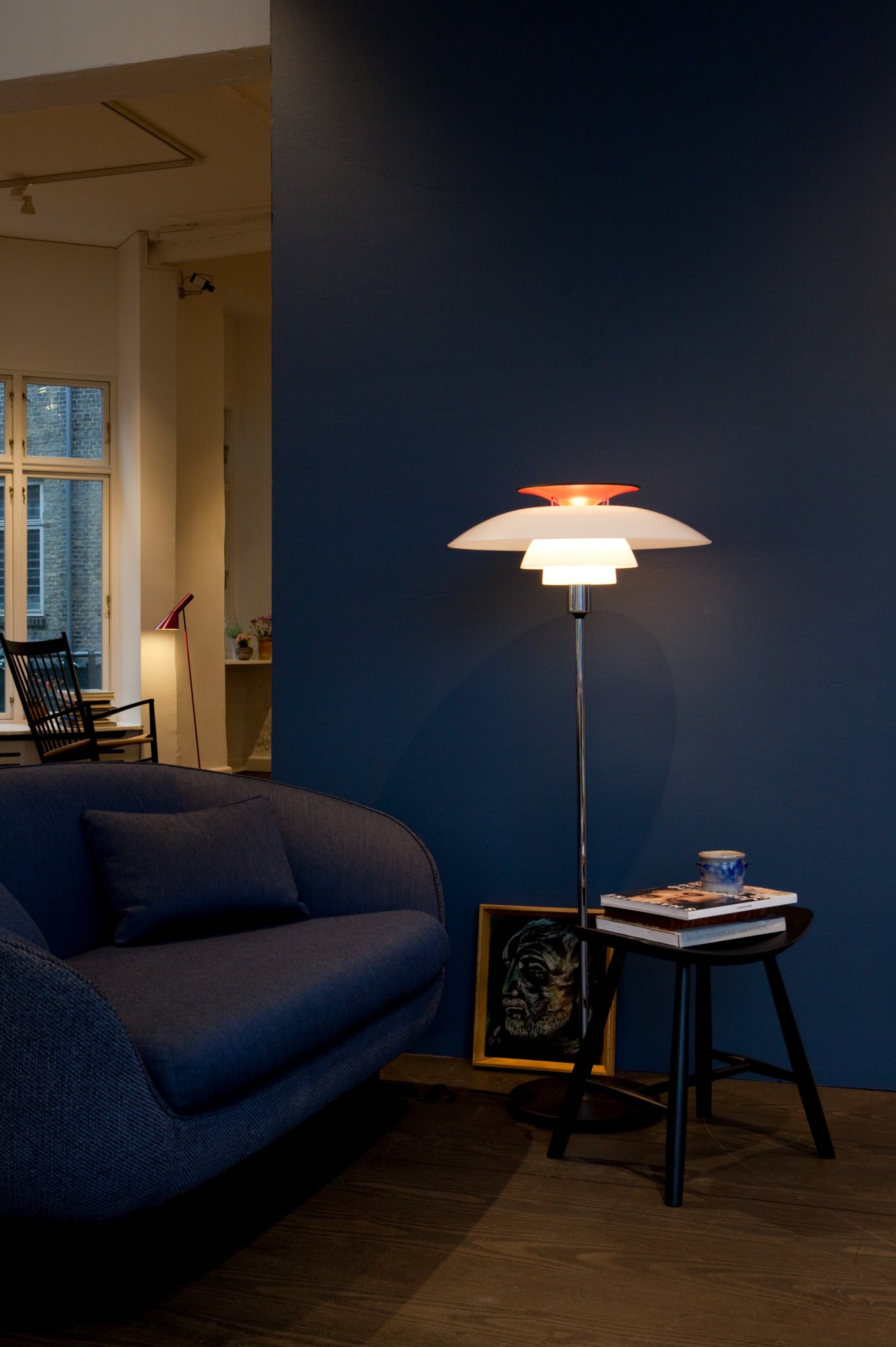 Stojací lampa PH 80 bílá s chromovaným podstavcem