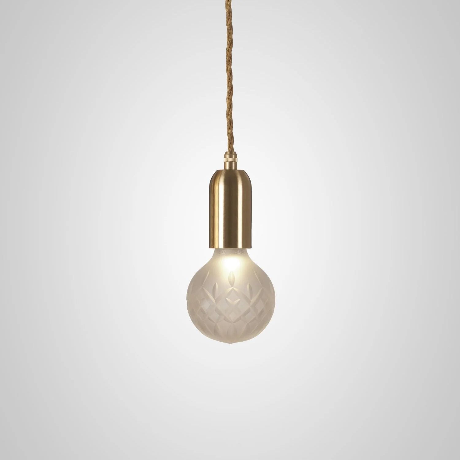 Lampa visící CRYSTAL BULB s matným sklem a mosazným povrchem.