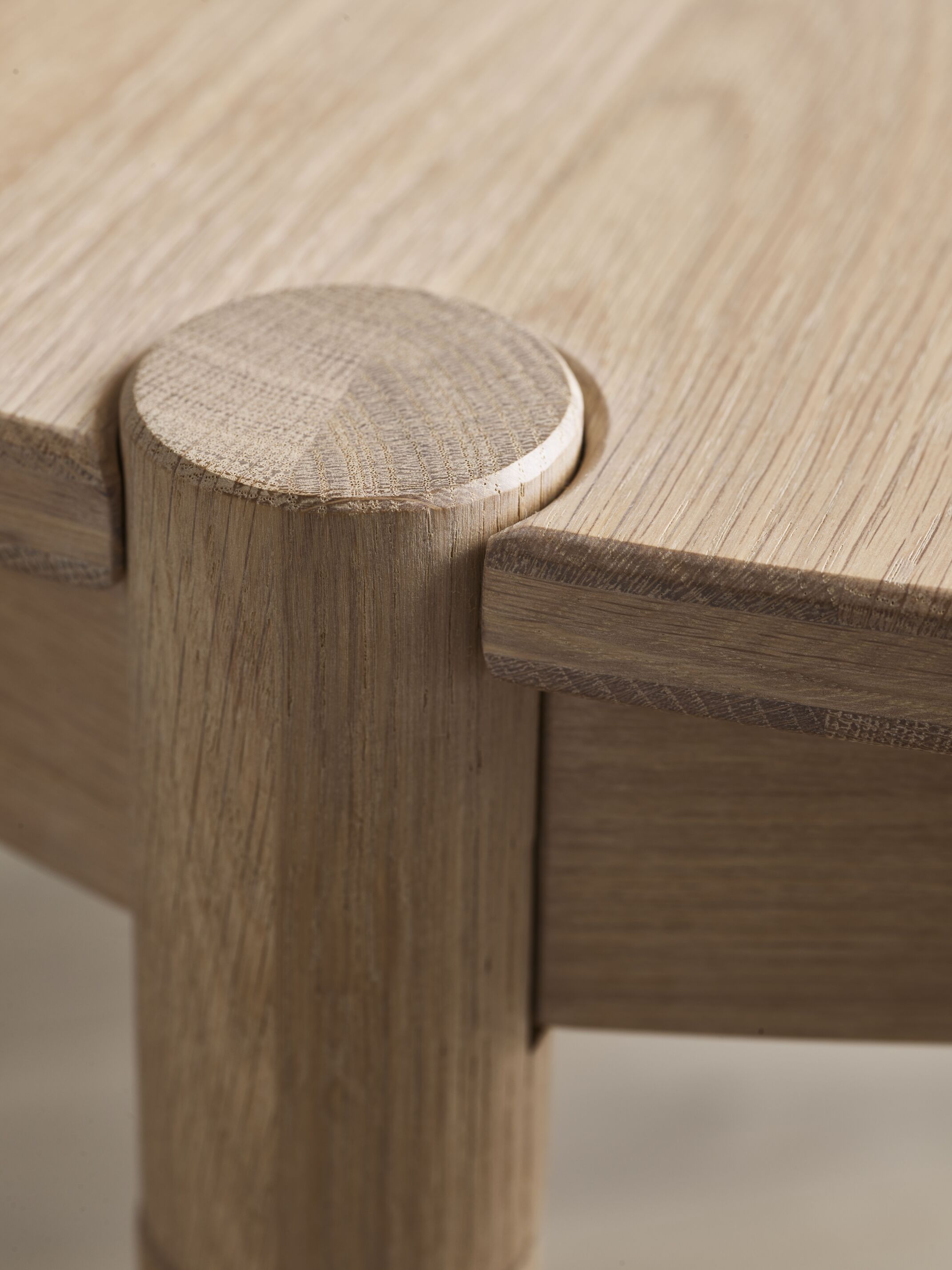 Rozkládací kulatý stůl FUSION z dubového dřeva