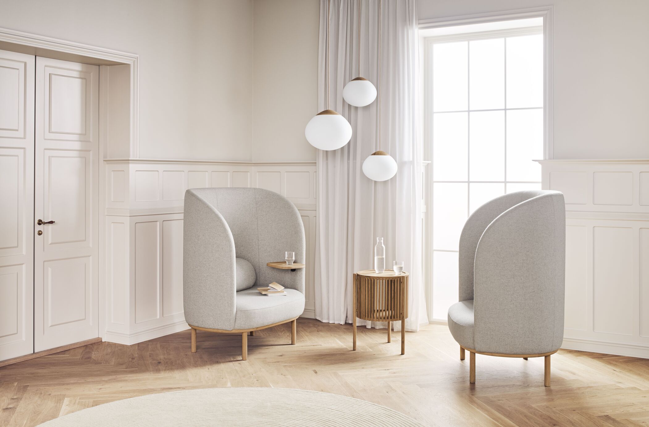 Křeslo se stolkem FUUGA NESTING, základna z dubového dřeva