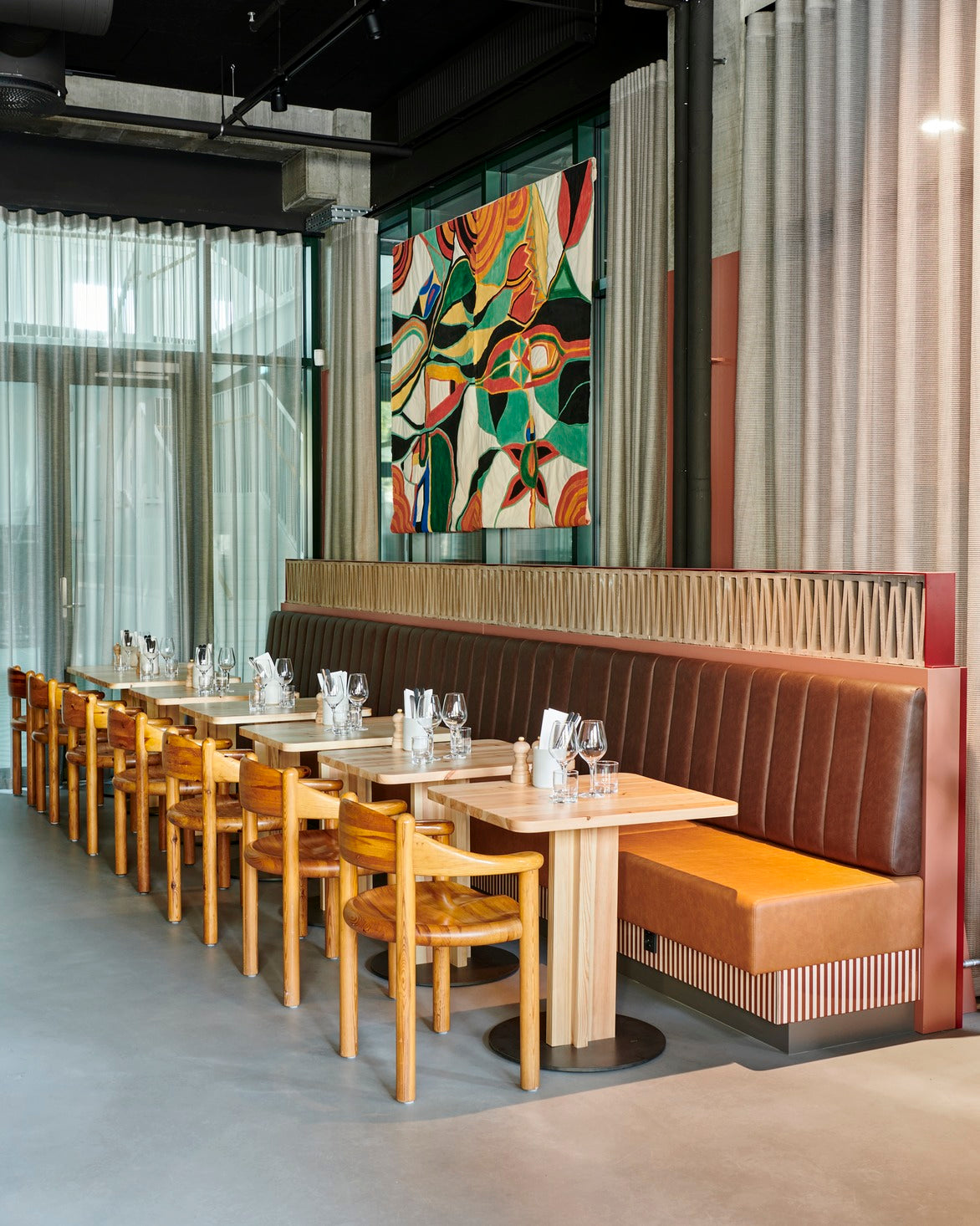 Křeslo s opěrkami DAUMILLER černé borovicové dřevo