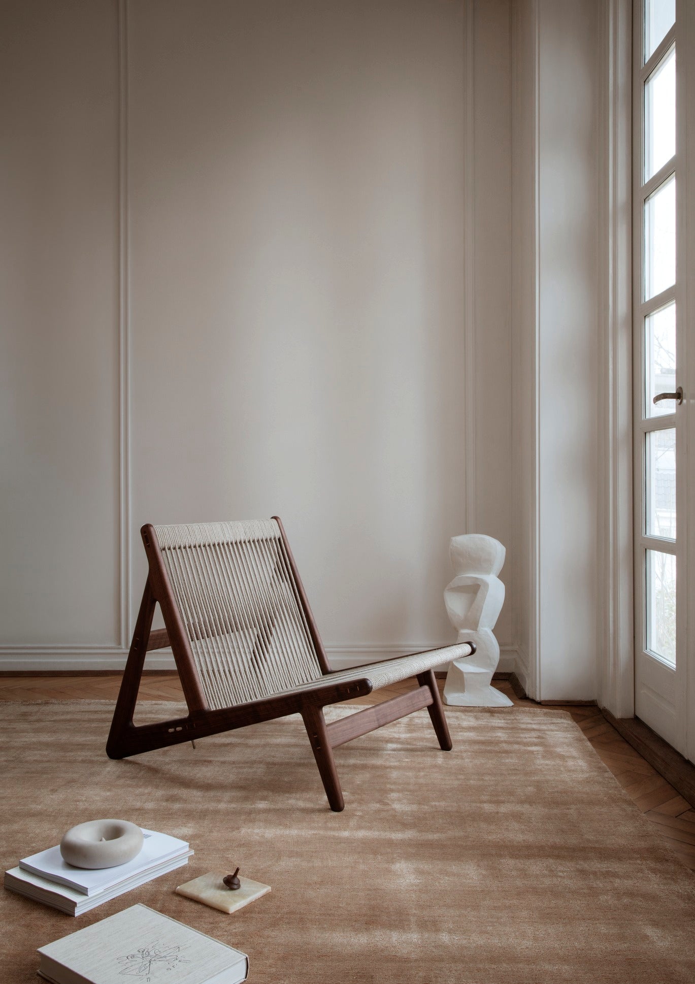 MR01 armchair in walnut wood and linen