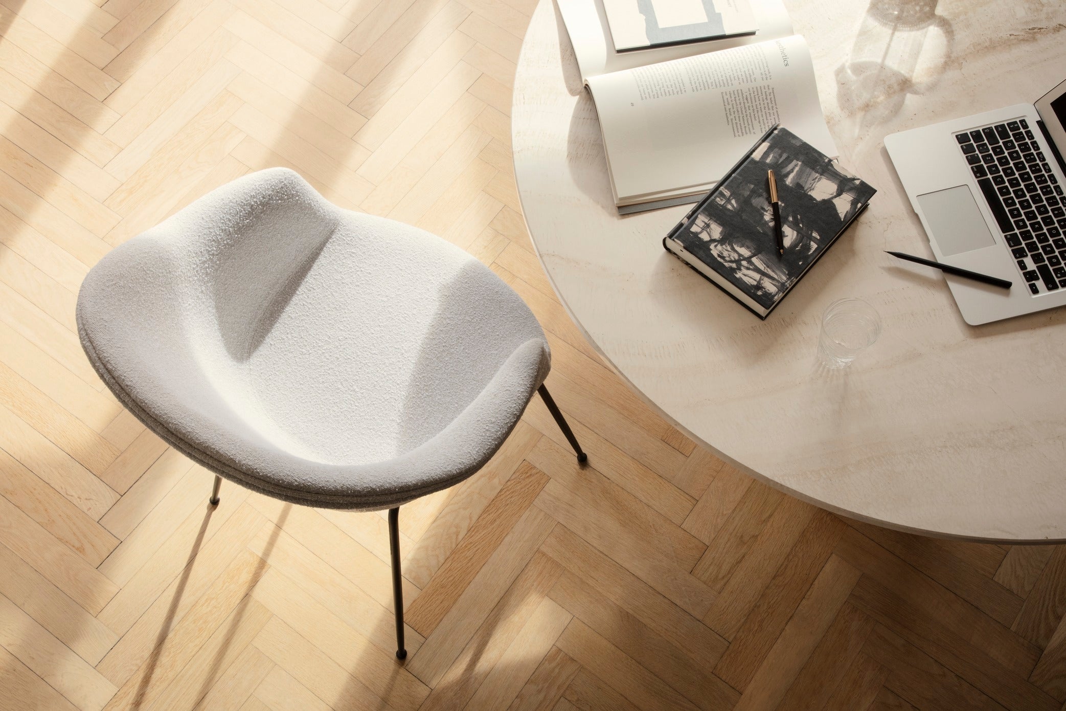 Čalouněné křeslo BAT s černým chromovaným podstavcem