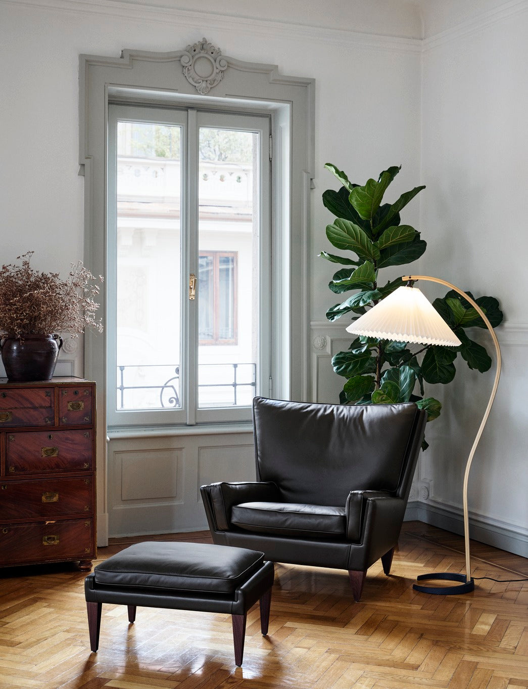 Puf V11 upholstered with a walnut base