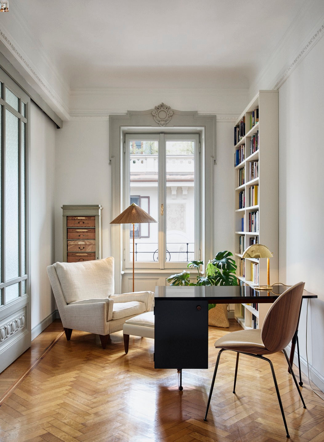 Čalouněné křeslo BEETLE s dubovým dřevem a černým chromovaným podstavcem