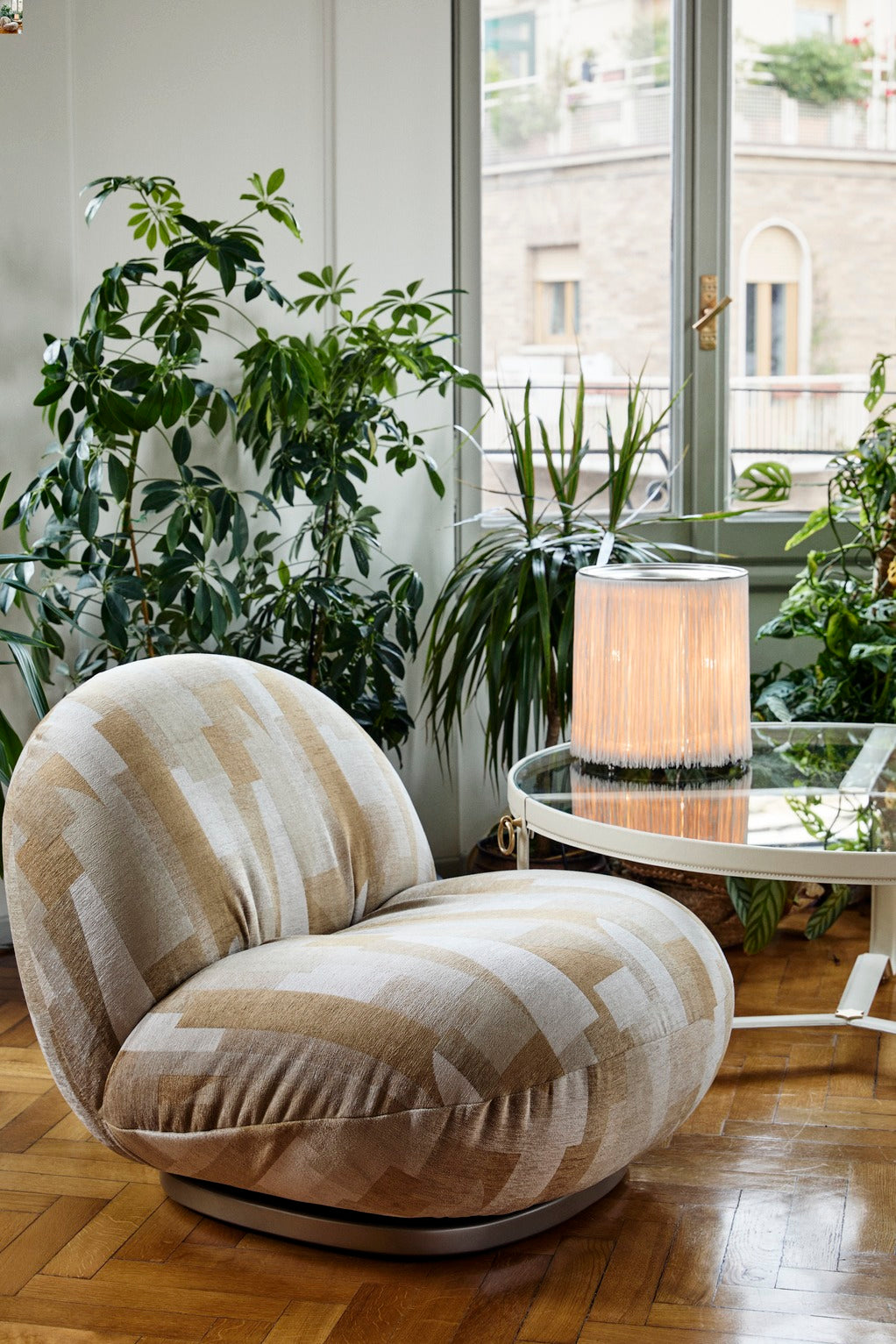 Křeslo PACHA čalouněné s černým podstavcem