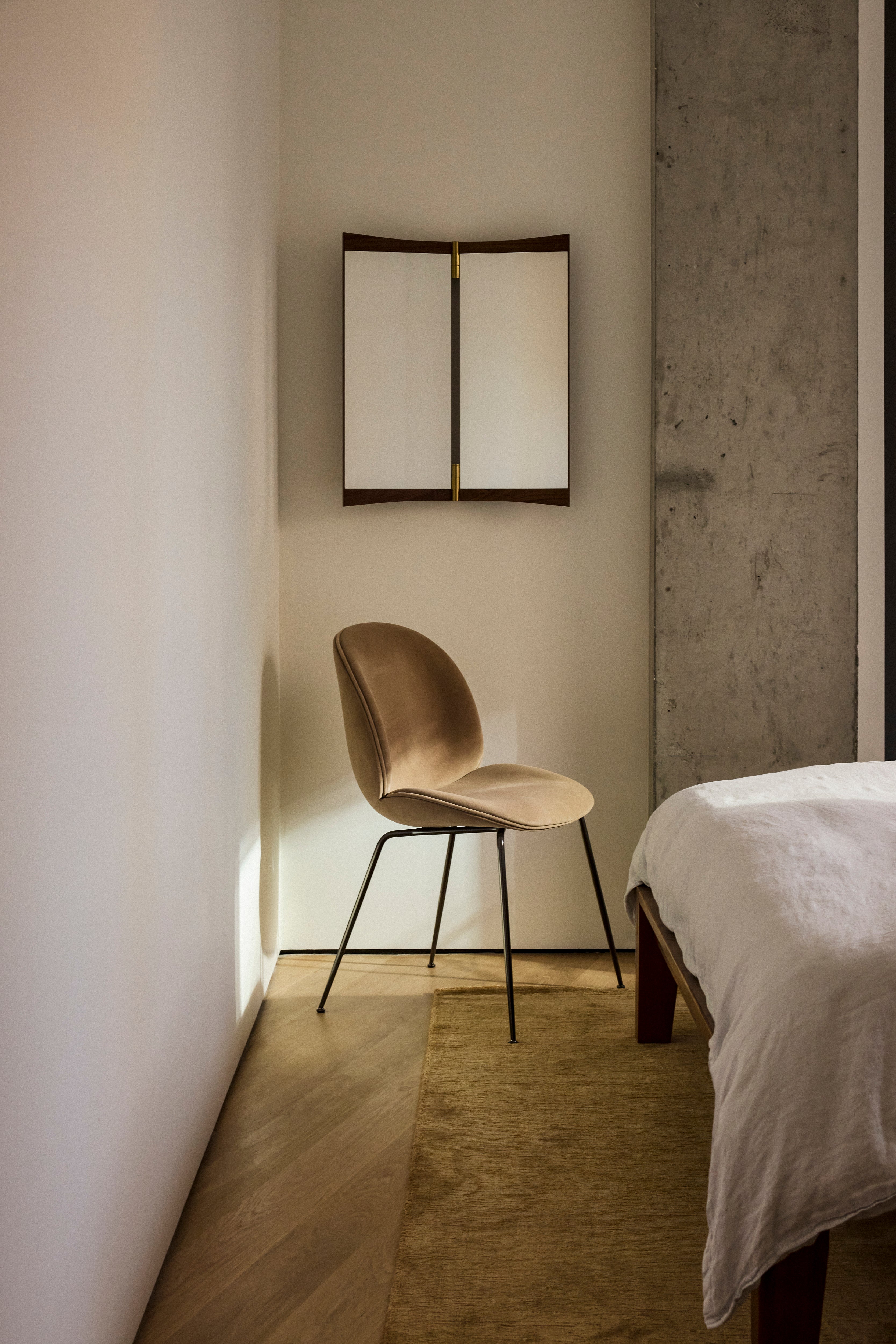 Čalouněné křeslo BEETLE s černým podstavcem