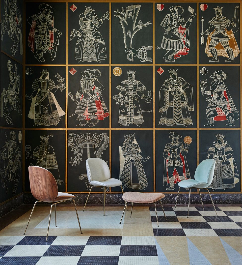 Puf BEETLE čalouněný s černým podstavcem