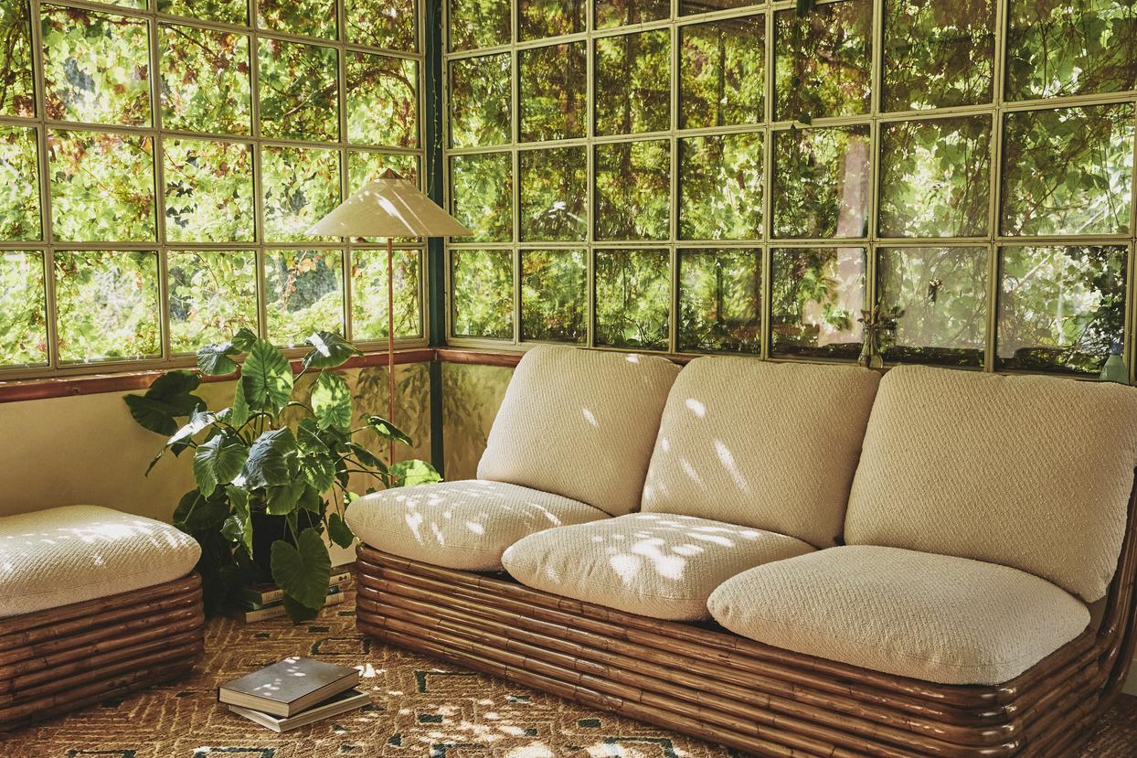 Pohovka BOHEMIAN 72 čalouněná s ratanovým podstavcem