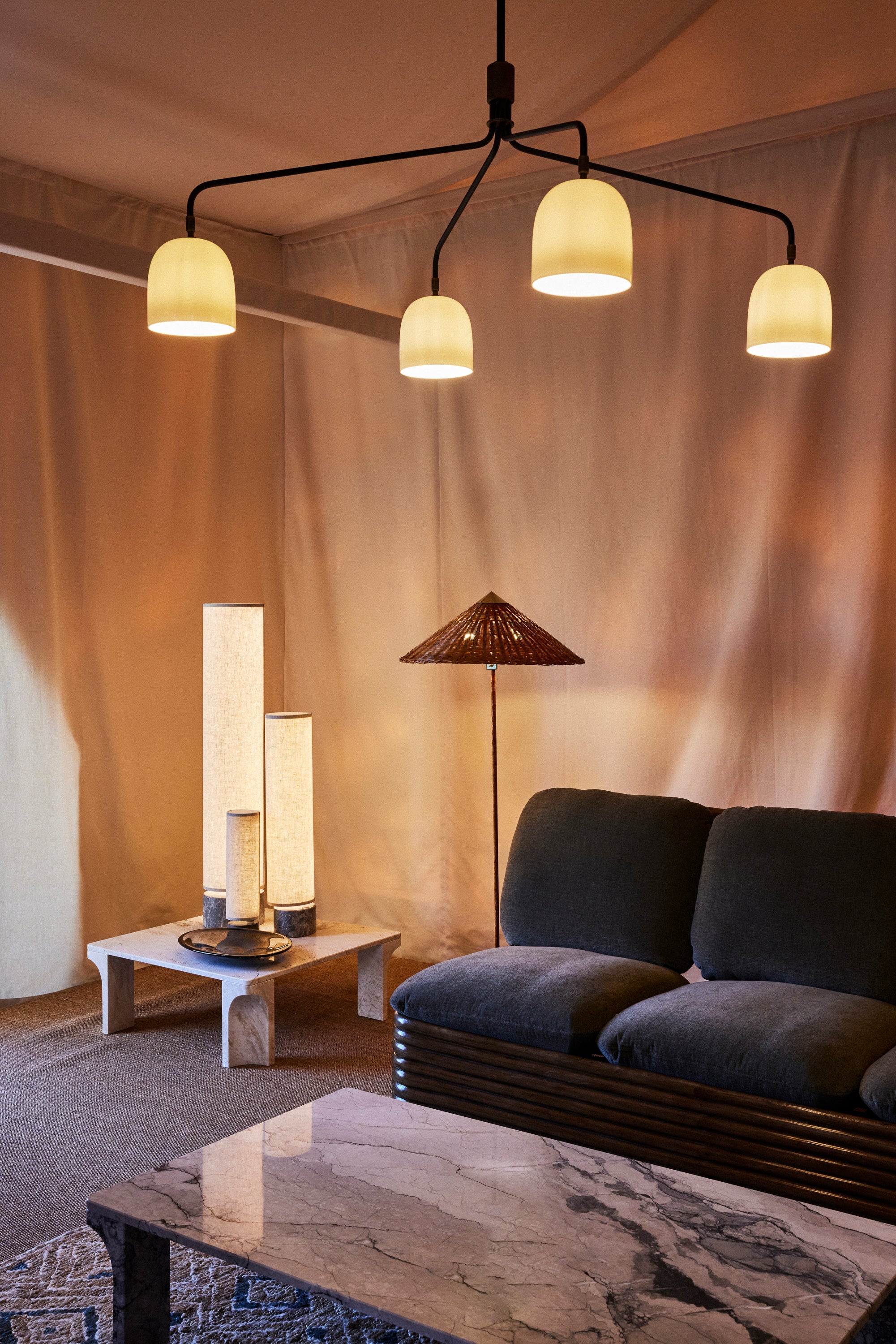 Stojací lampa nastavitelná UNBOUND šedý mramor