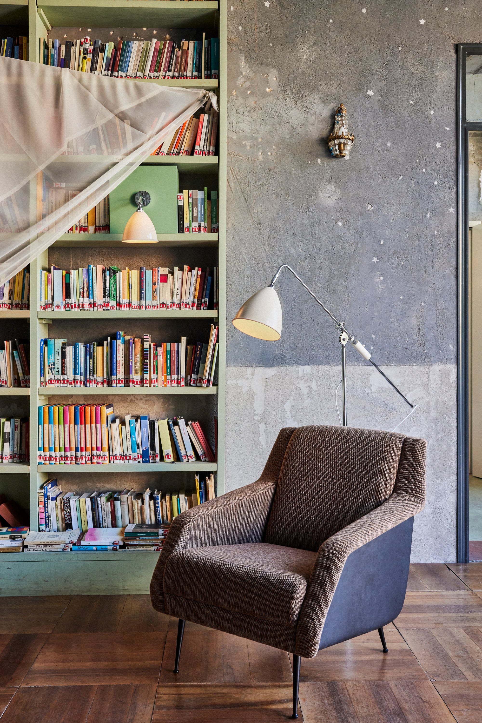 Křeslo CDC.1 čalouněné s černým podstavcem