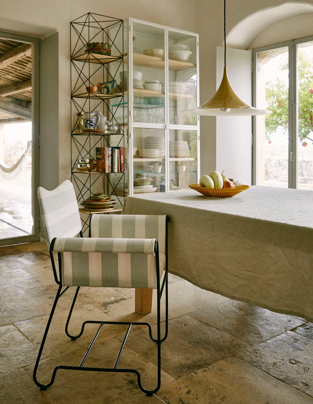 Krzesło ogrodowe TROPIQUE szary z białą stalową podstawą