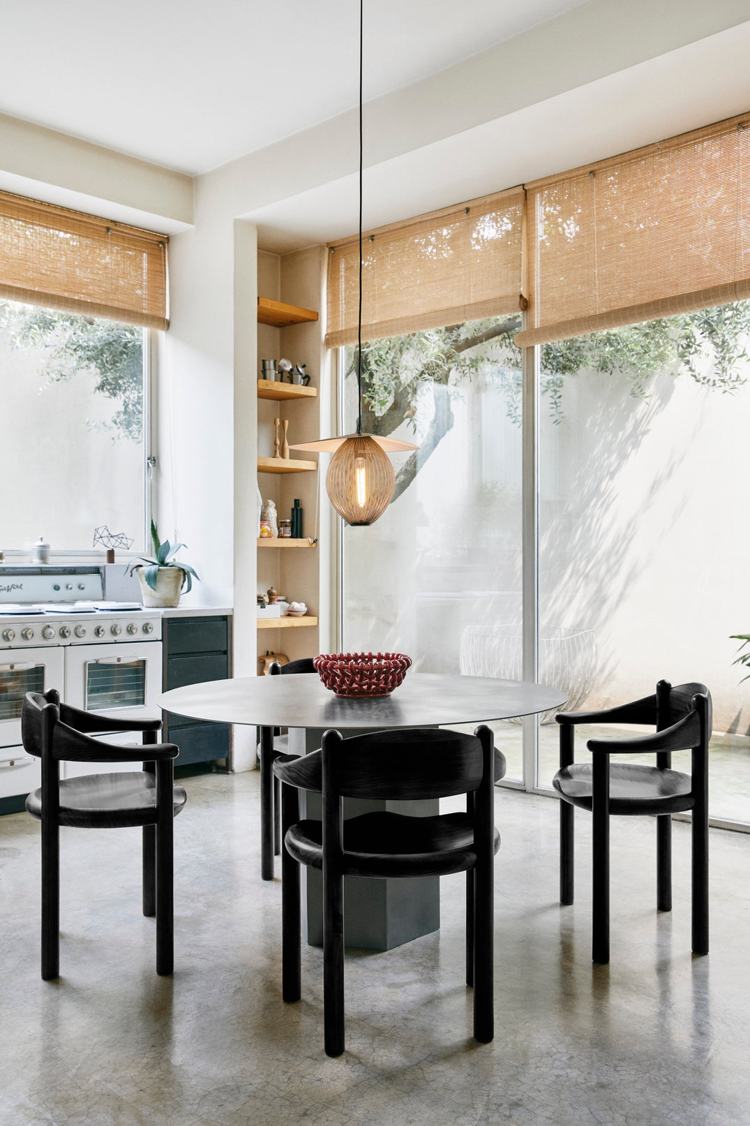 Křeslo s opěrkami DAUMILLER černé borovicové dřevo