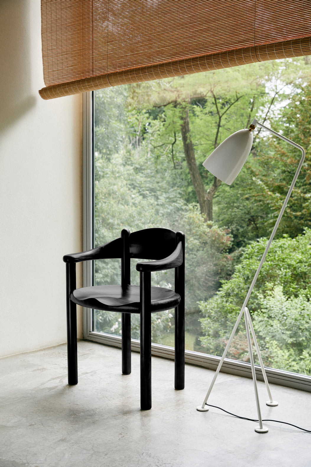 Křeslo s opěrkami DAUMILLER černé borovicové dřevo