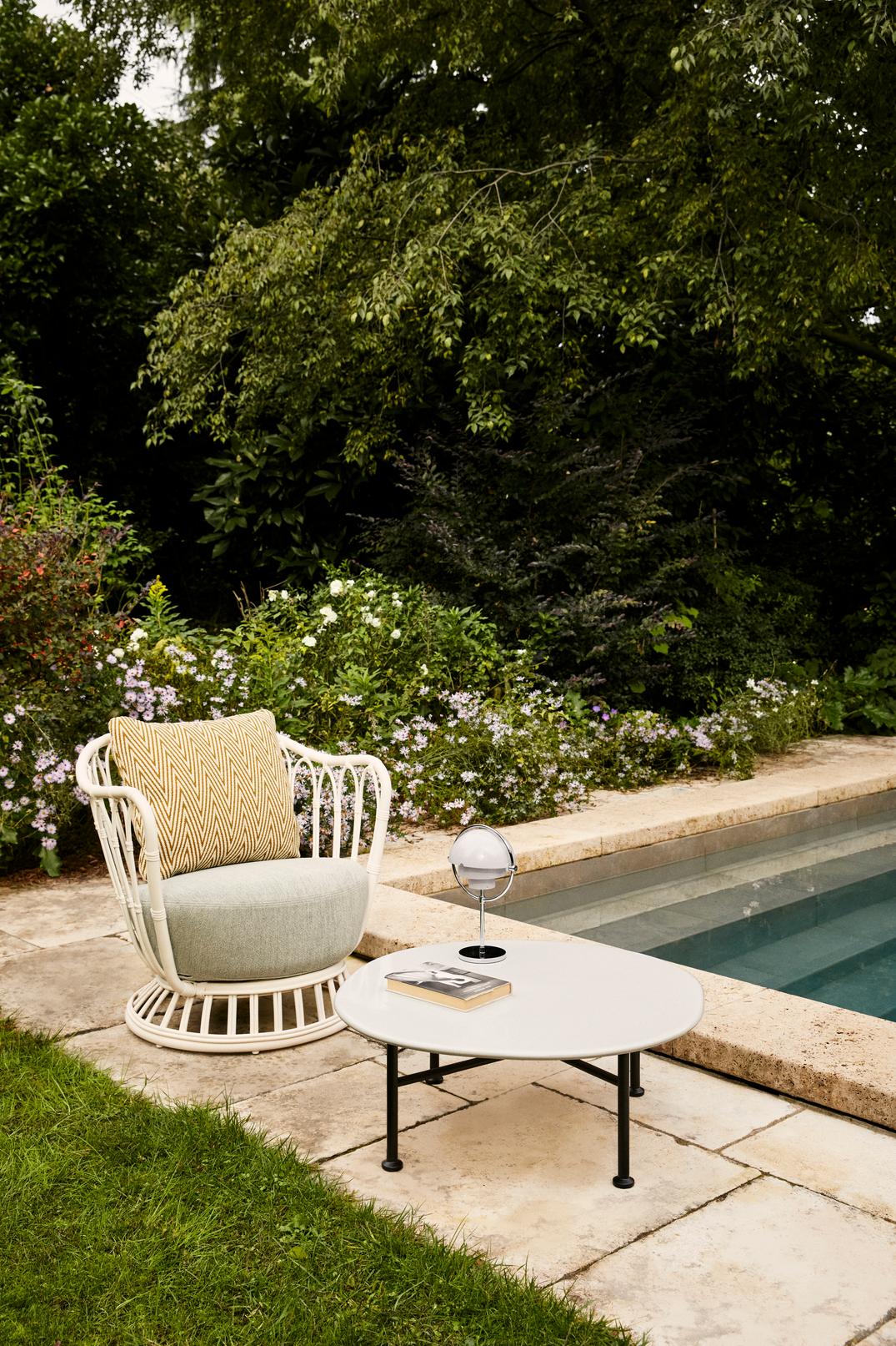 Zahradní křeslo GRACE čalouněné s černým podstavcem