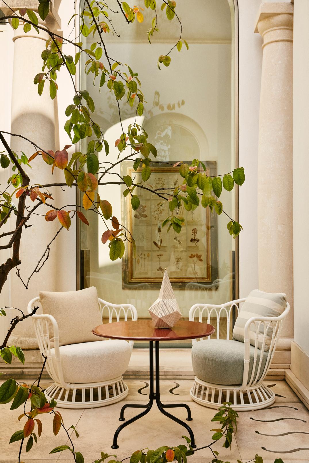 Zahradní křeslo GRACE čalouněné s černým podstavcem