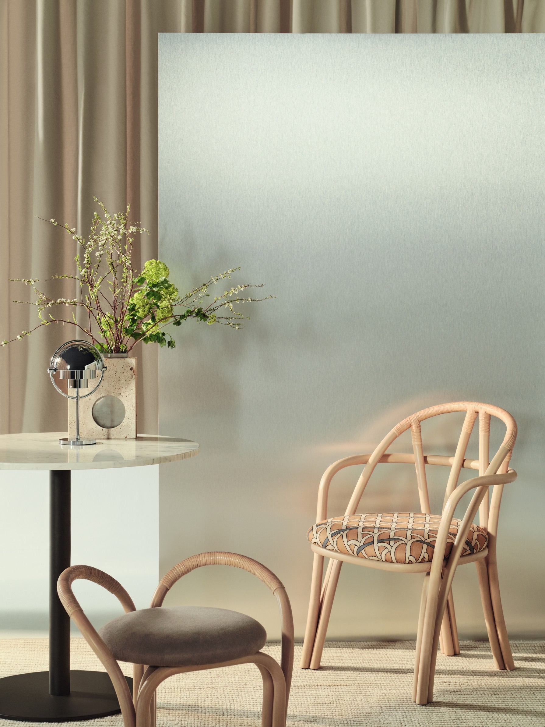 Round table 1.0 green marble with a gold base