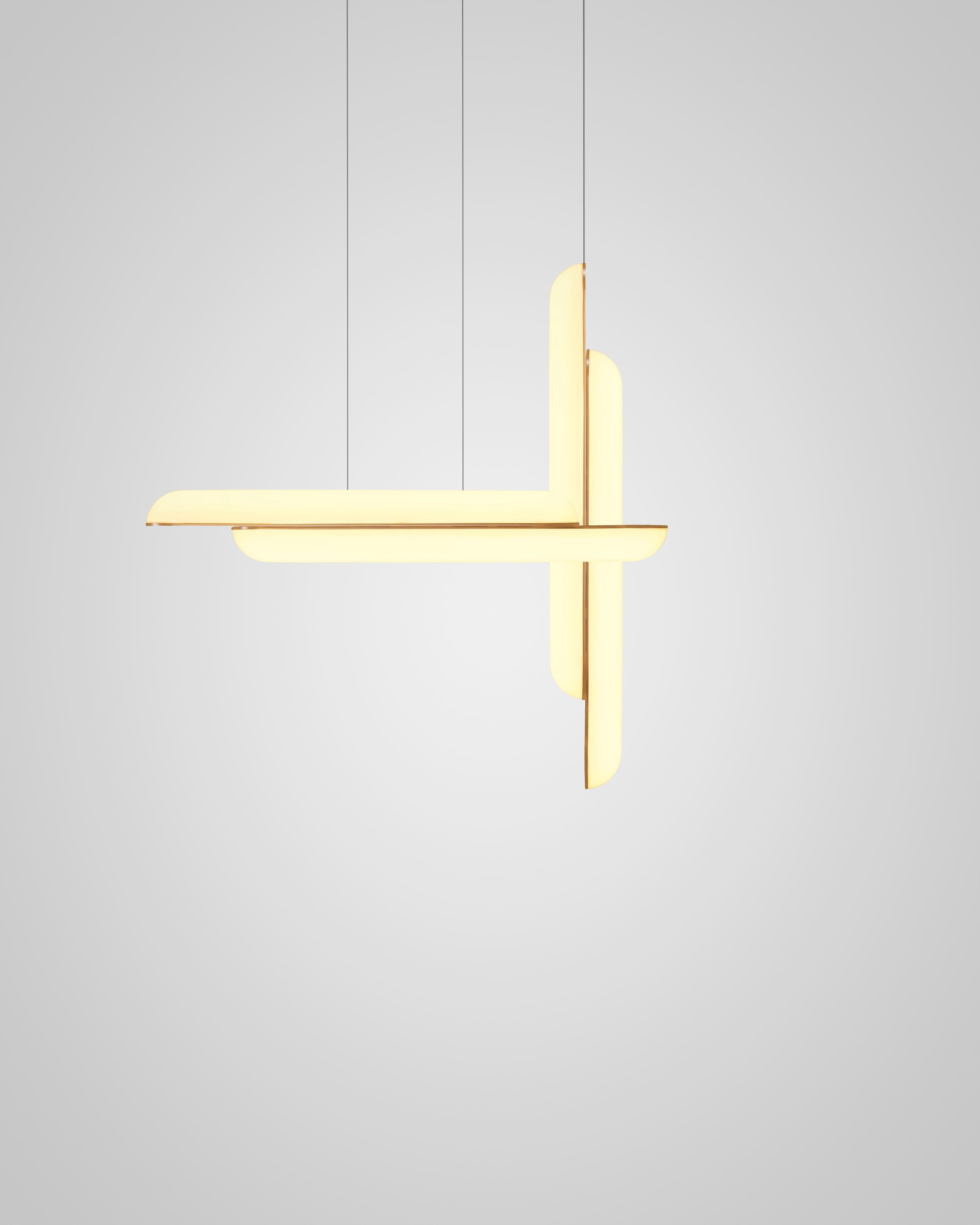 Lampa visící GEMINI s opálovým stínidlem a mosaznými detaily.