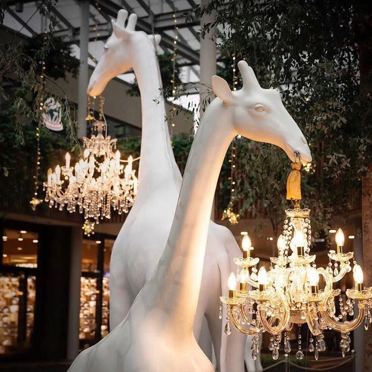 Lampa ŽIRAFA ZAMILOVANÁ M bílá s červeným stínidlem