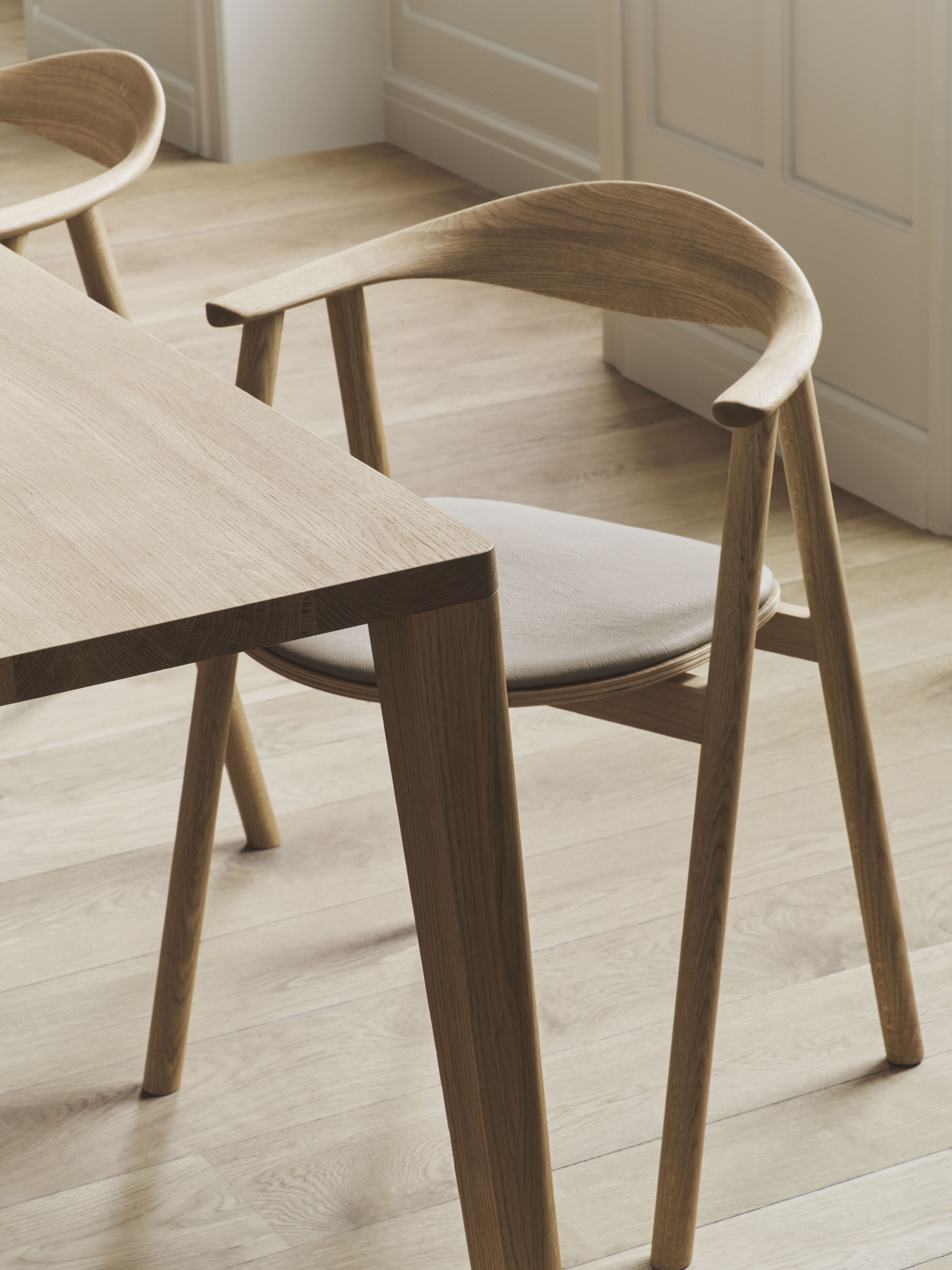 Židle SWING tmavé dubové dřevo