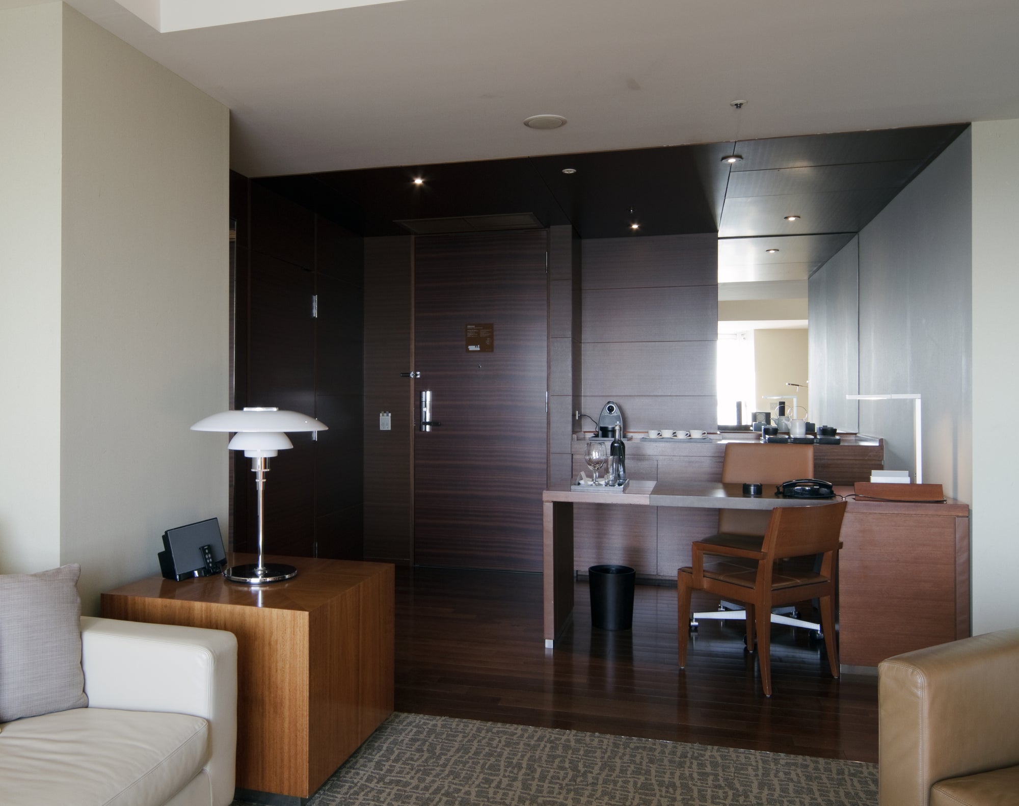 Stolní lampa PH 4½-3½ bílá s chromovaným podstavcem