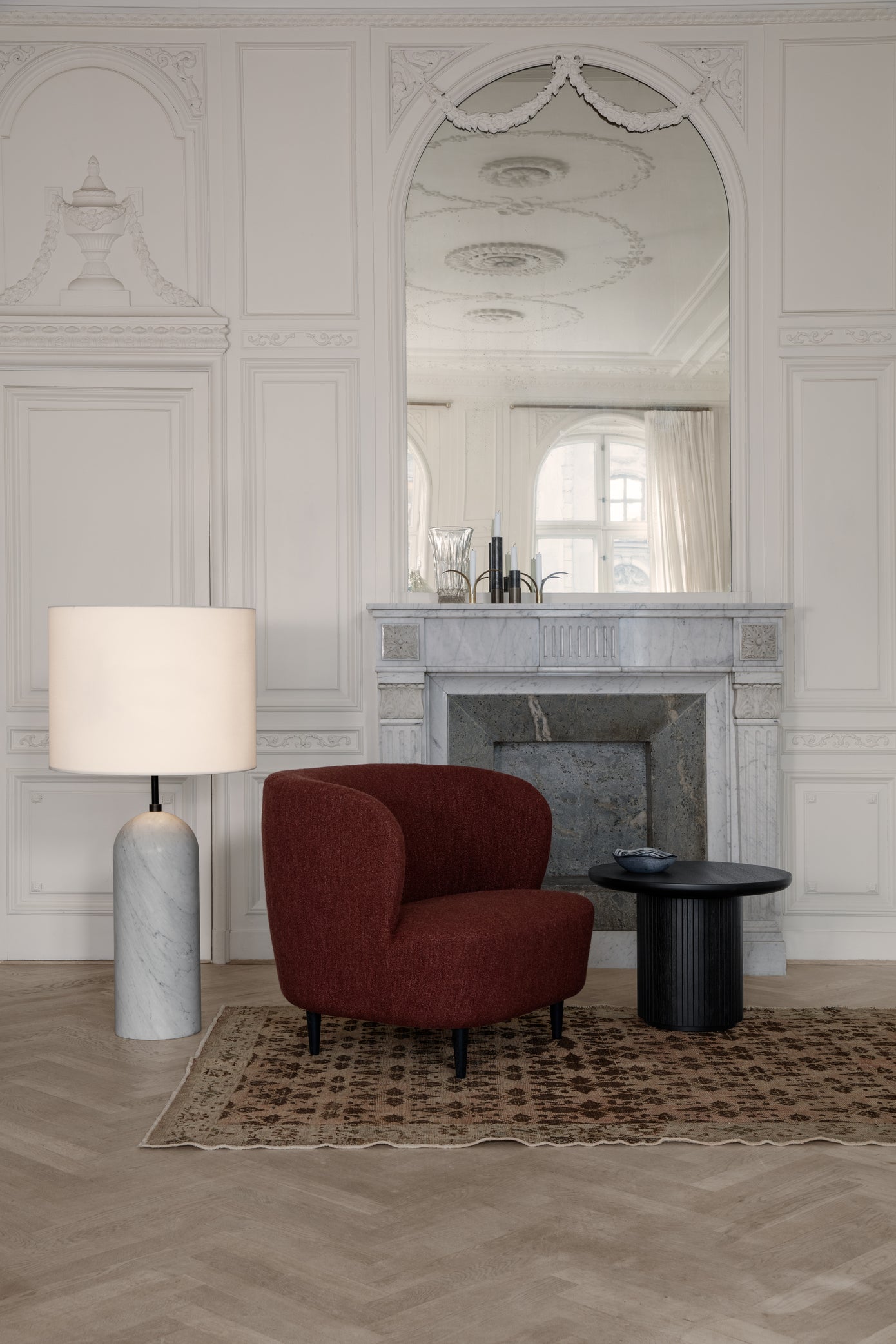 Křeslo STAY čalouněné s dubovým podstavcem