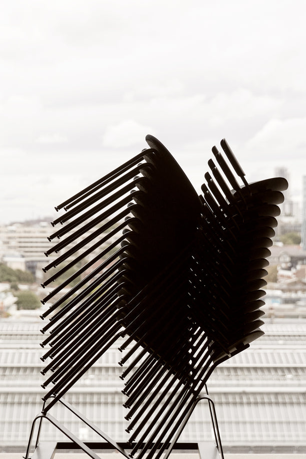 Krzesło z podłokietnikami CO ciemny fornir dębowy z czarną podstawą