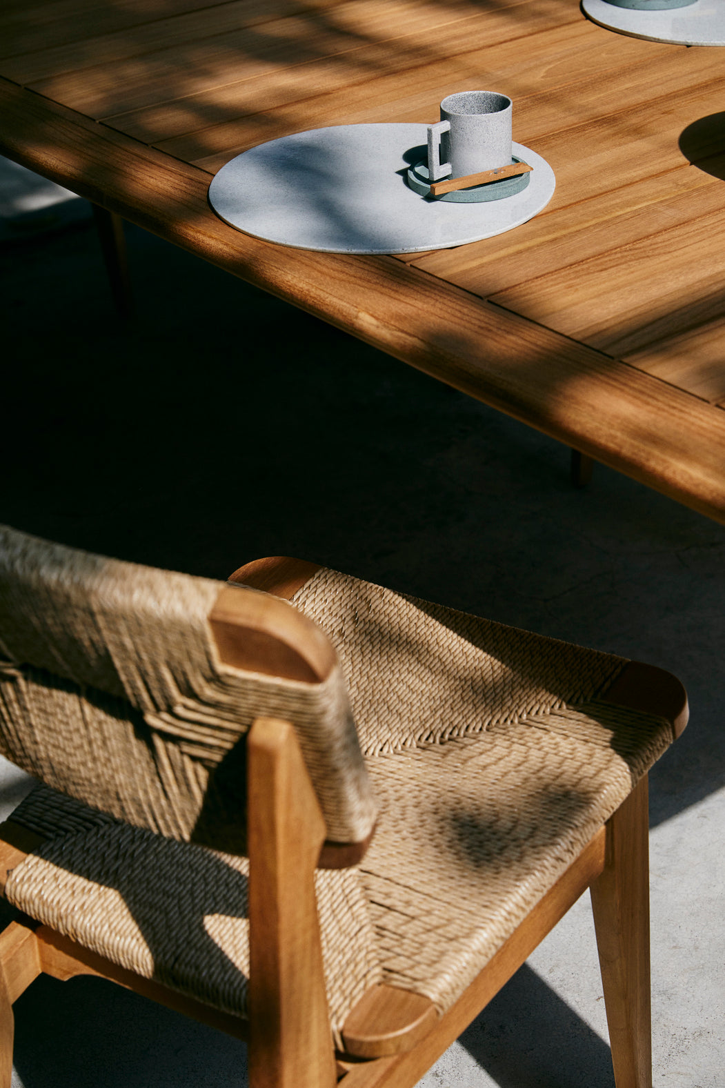 Židle C-CHAIR z ořechového dřeva s pleteninou